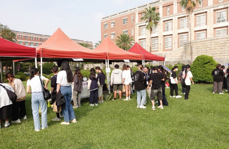 「Creation藝起來市集」效果成效佳,受到非常多同學的支持,攤位人潮持續湧進。