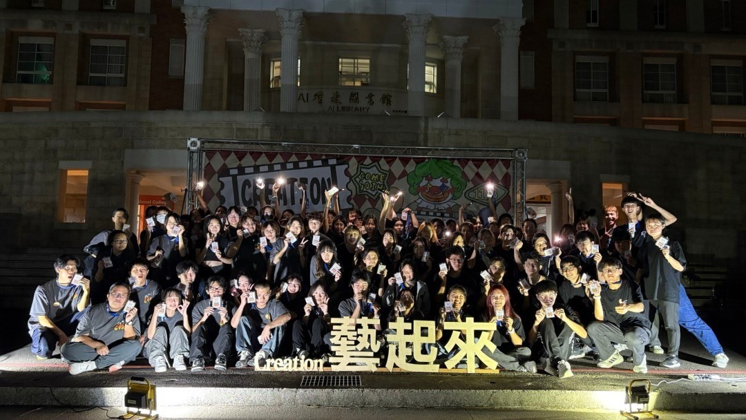「Creation藝起來市集」全體工作人員。包括創意商品設計學系系學會、社會工作學系系學會一起大合照。
