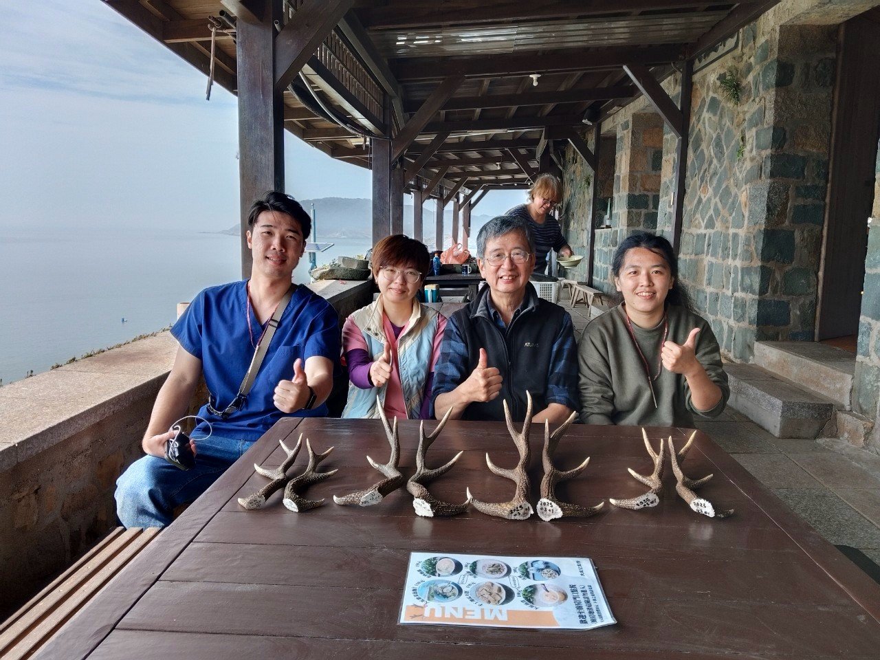 亞大獸醫院長祁偉廉(右2)和3位同學，只花了不到半天，就完成了4隻鹿的鋸鹿角工作。