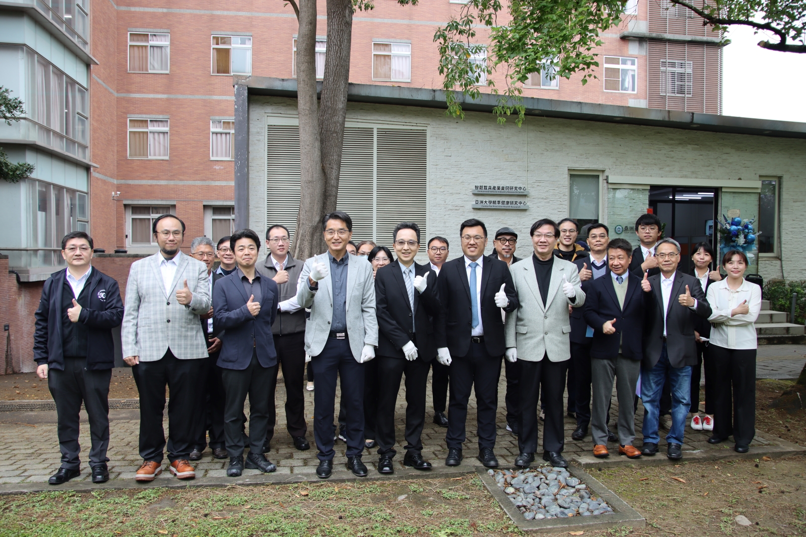 亞大、翔棋科技「智慧載具產業共同研究中心」揭牌,瑞思資訊暨翔棋科技董事長郭宏裕(左五)、亞大產學長王昭能(左六)跟與會貴賓、亞大師長合影。