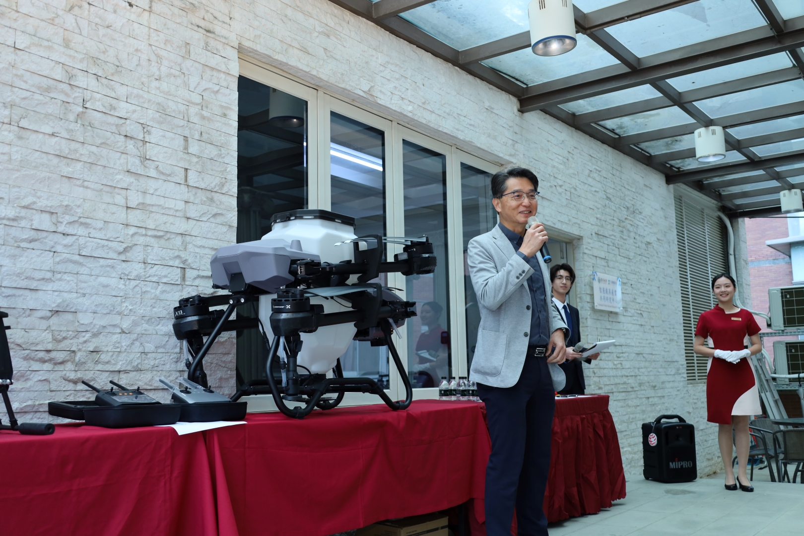 瑞思資訊暨翔棋科技執行副總袁紹清於揭牌儀式中致詞,期許與亞大未來合作研究成果能落地實踐。