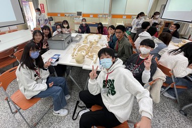 學員小組團隊合作、運用所學拼湊200多根散骨的人骨拼圖。