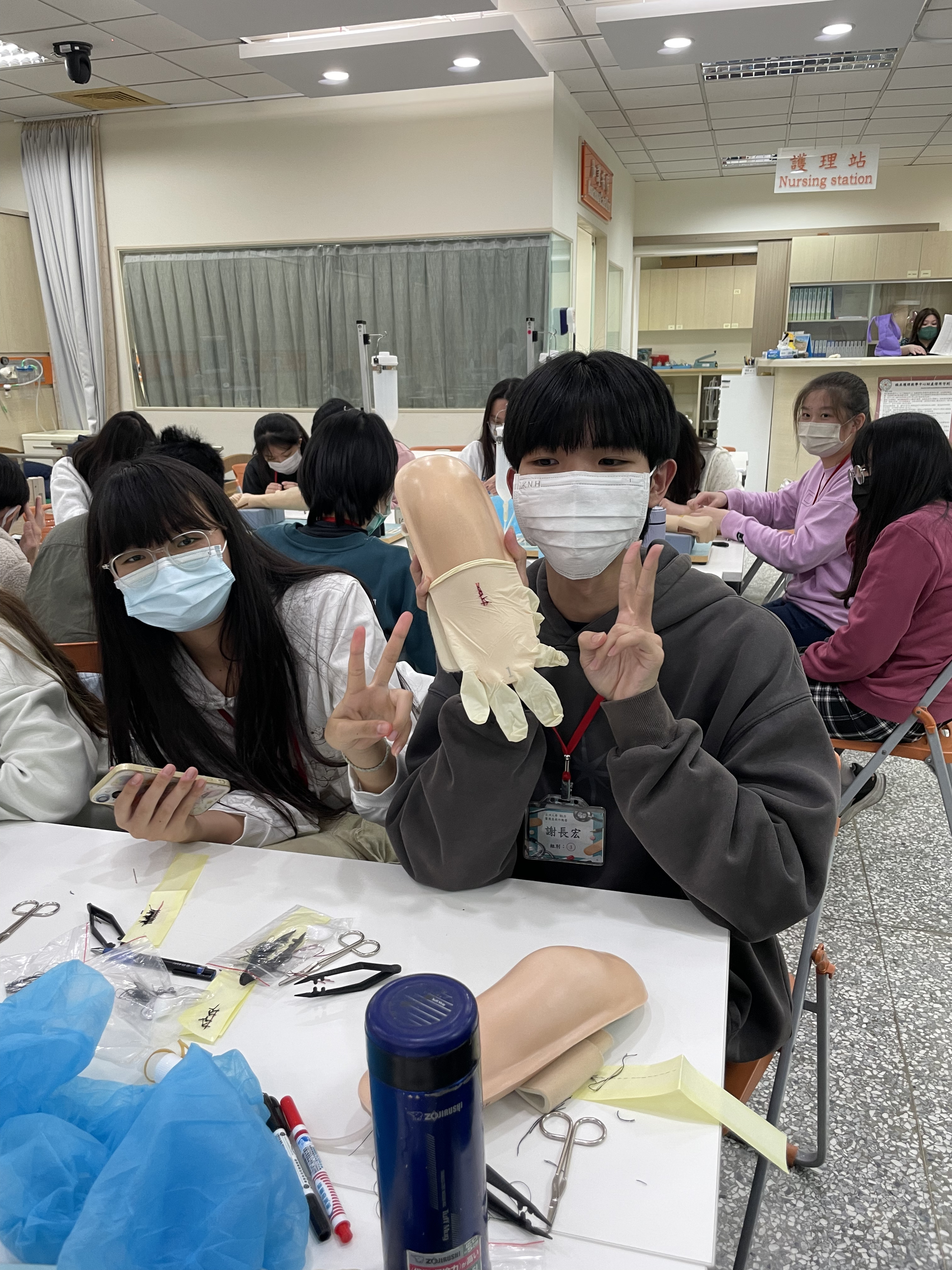 學員體驗縫合傷口的擬真情境。