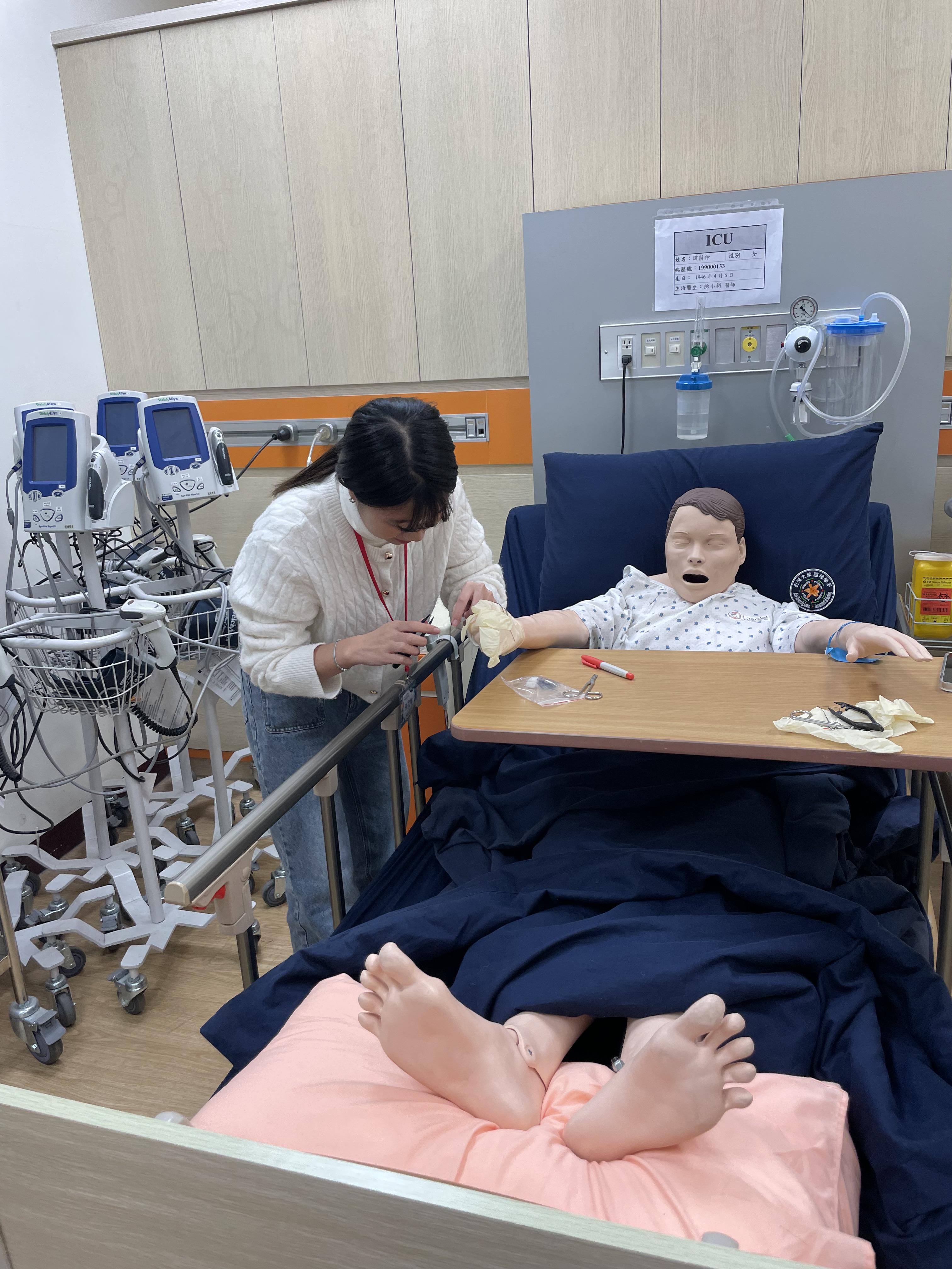 學員模擬操作縫合傷口。