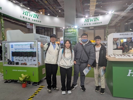 亞大資工系同學，參觀上銀科技公司展出的機器人關鍵零組件。