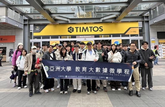 亞大資工系師生，在台北國際工具機展現場合影。