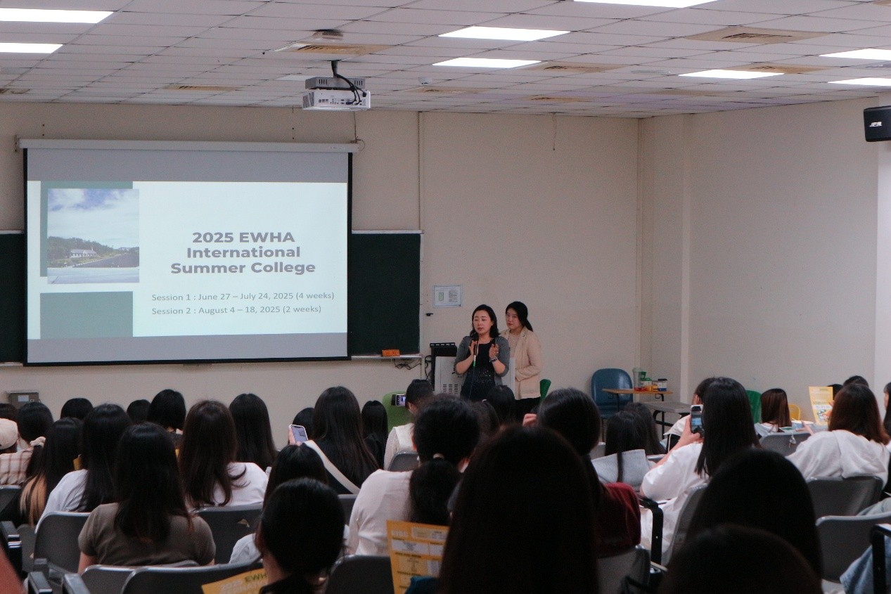 韓國梨花女子大學國際事務處執行長權紹榮,介紹該校暑期短期交換項目。