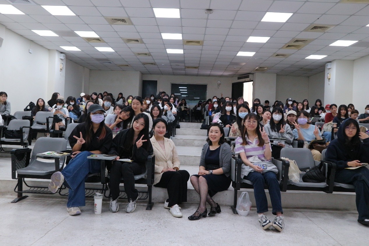 韓國梨花女子大學國際事務處執行長權紹榮(坐台階者右)、國際事務處助理Seo Yeji(坐台階者左),與亞大同學合影。