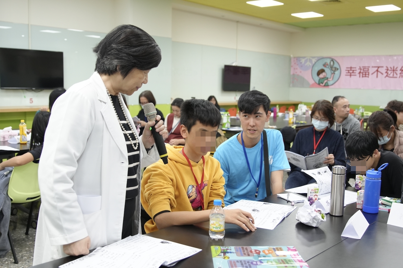 亞大副校長柯慧貞,引導學員複習網路使用的好壞處,提升健康用網路的動機。