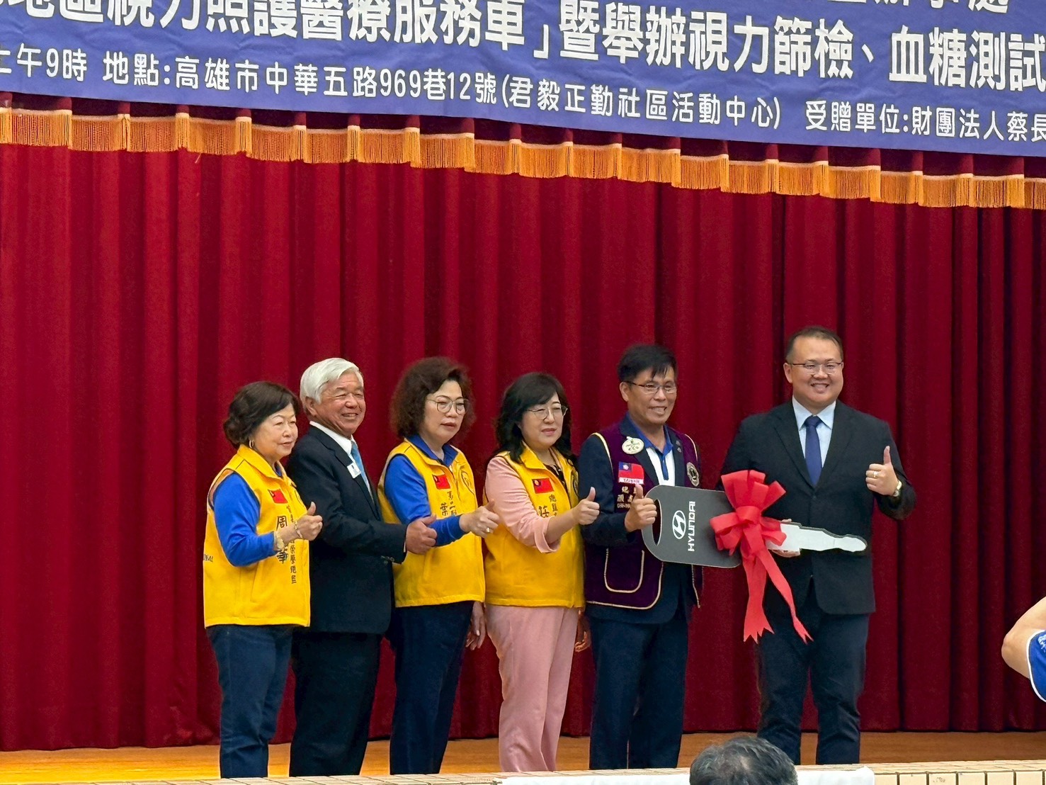 國際獅子會300E-2區總監顏志祥(右2)代表捐贈，由亞大視光系主任曾榮凱(右1)代表受贈。