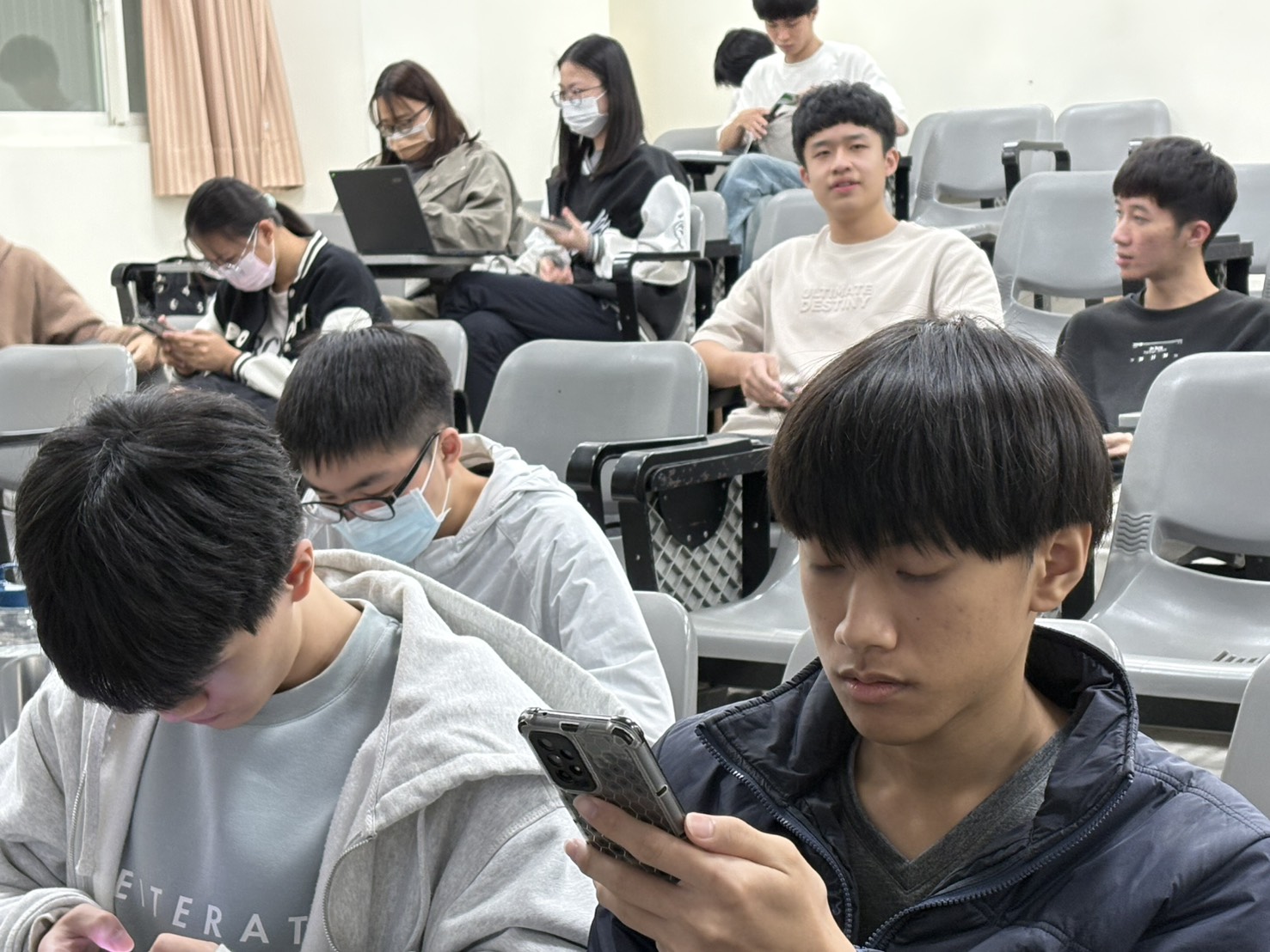在模擬投資競賽現場,參加同學專注實戰操作。