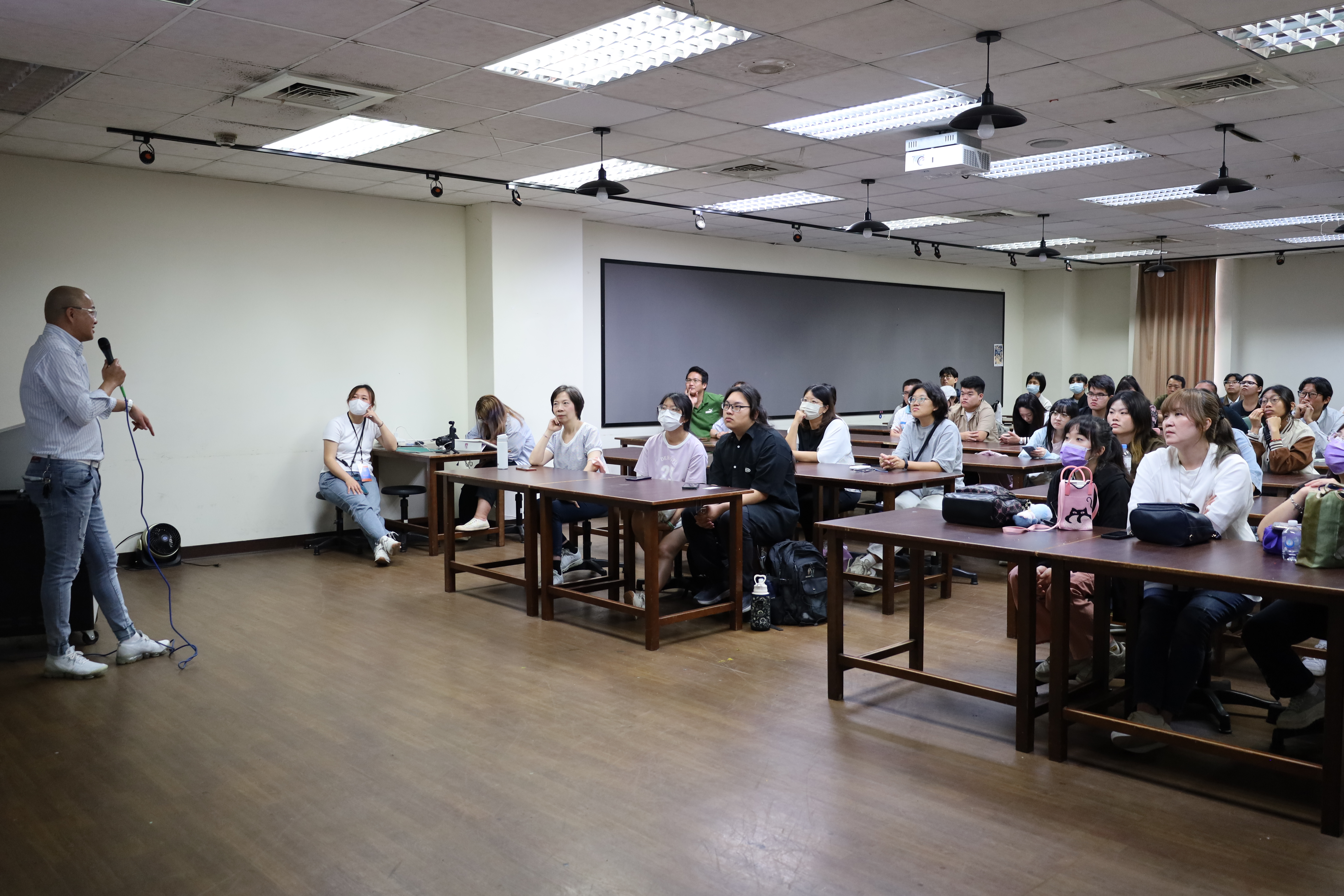亞大舉辦「申請入學甄審說明會」，各學系考生、家長參與踴躍。