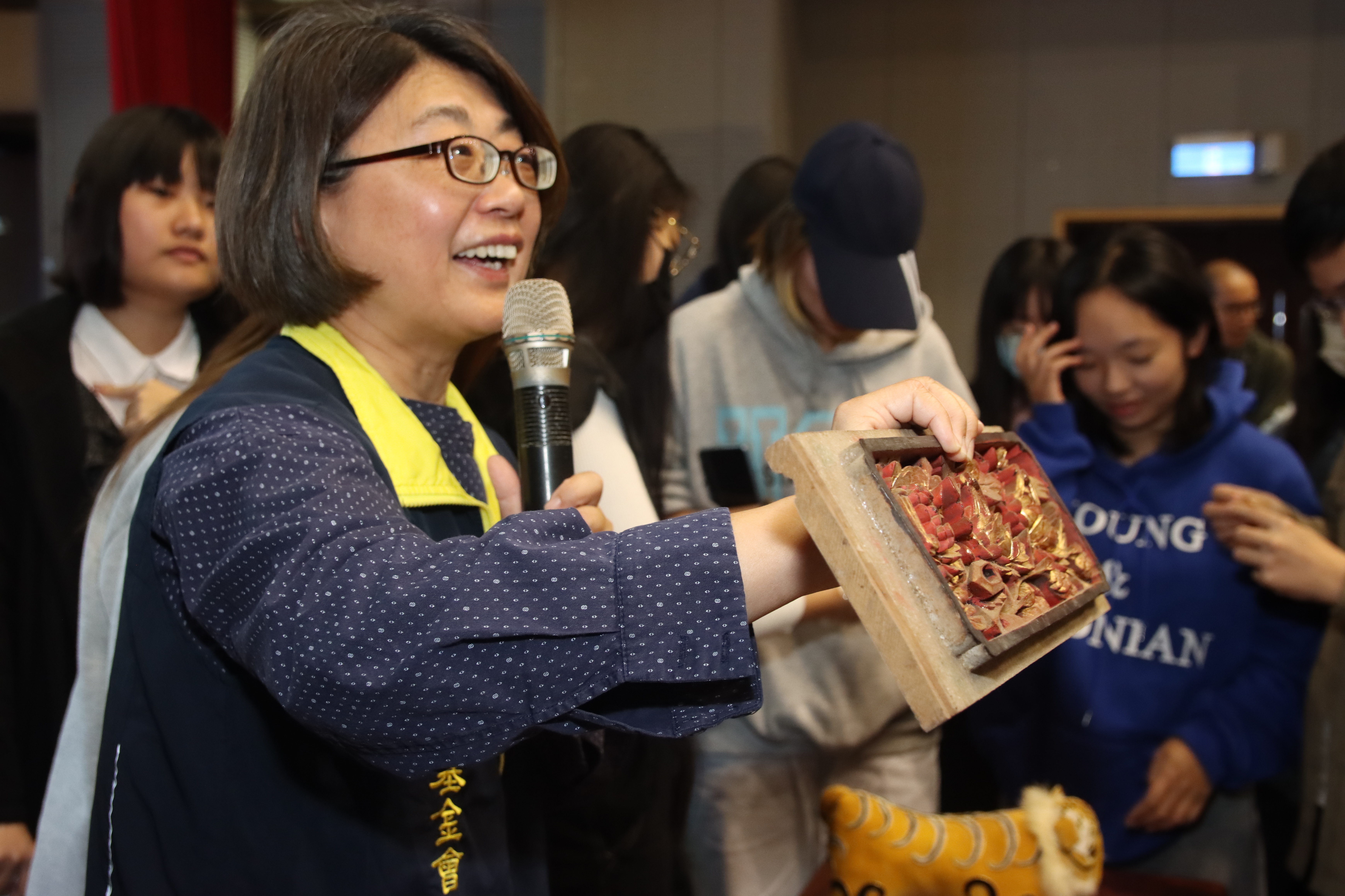 鹿港文教基金會執行長施淑鈴(左)，以實品展現傳統工藝之美，讓參與同學感到十分有趣。