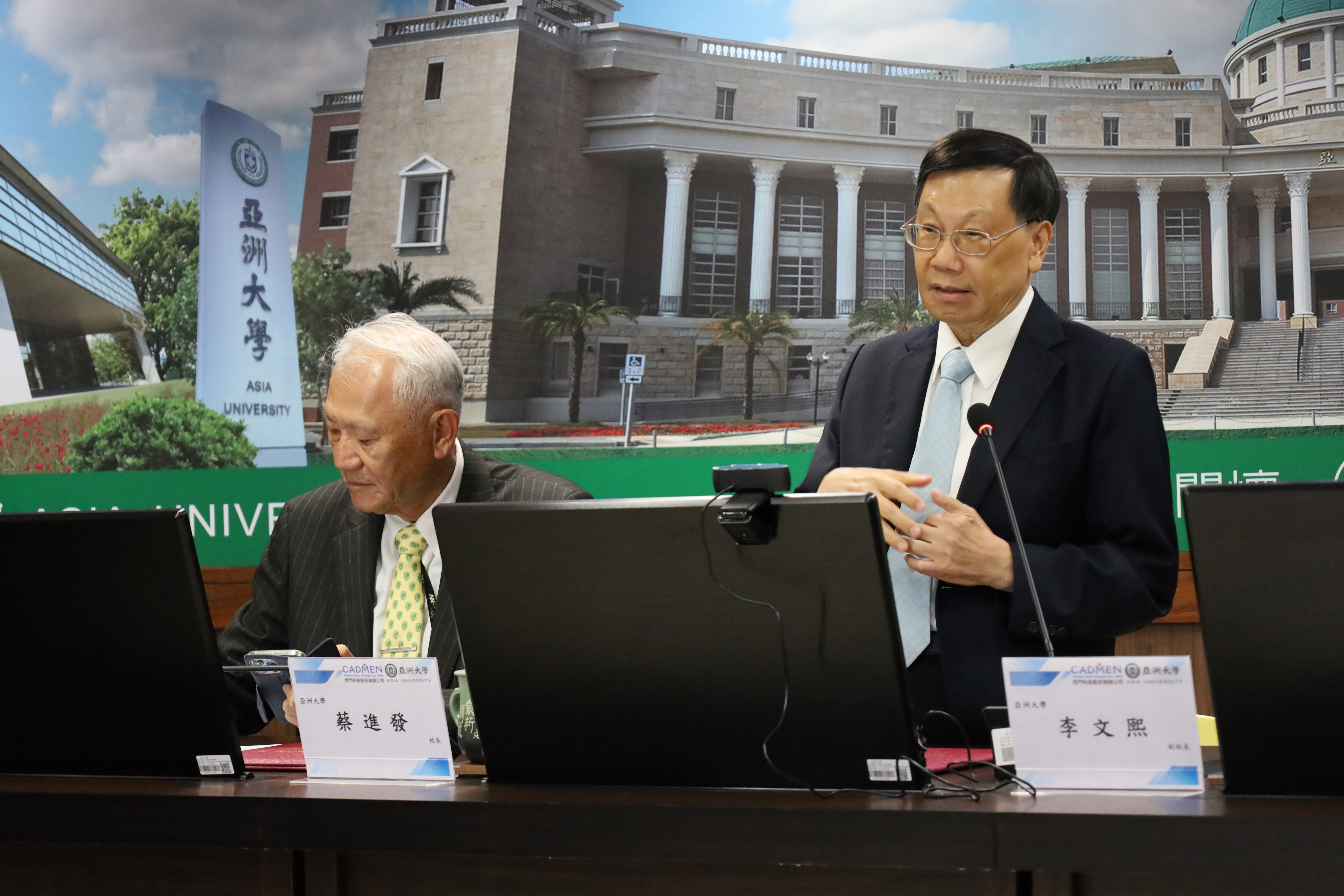 亞大校長蔡進發(右)表示，亞大過去10多年培育了許多半導體人才，在就業上有好表現。