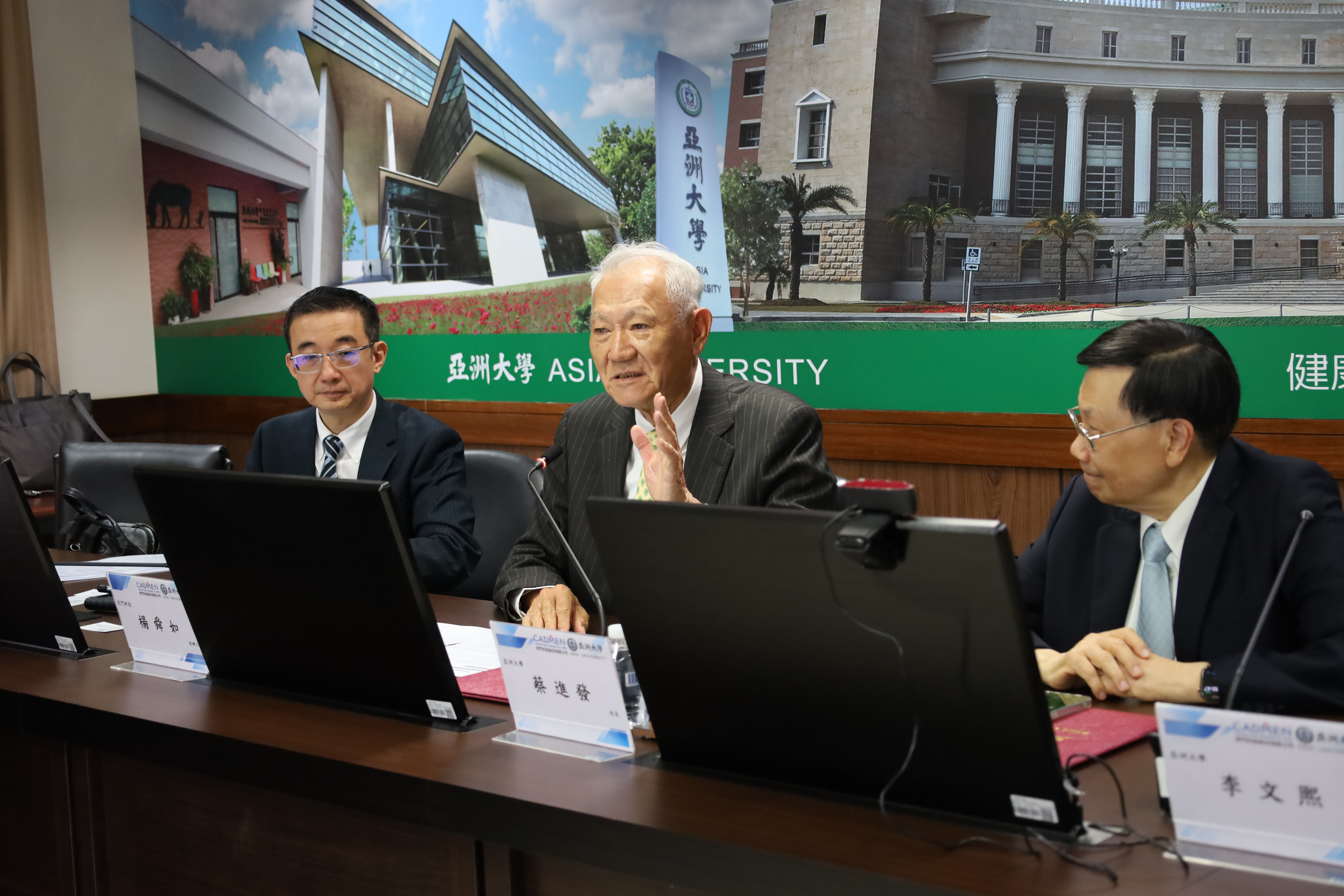 虎門科技創辦人楊舜如(中)指出，計劃將CAE融入IC，轉型為IC公司。