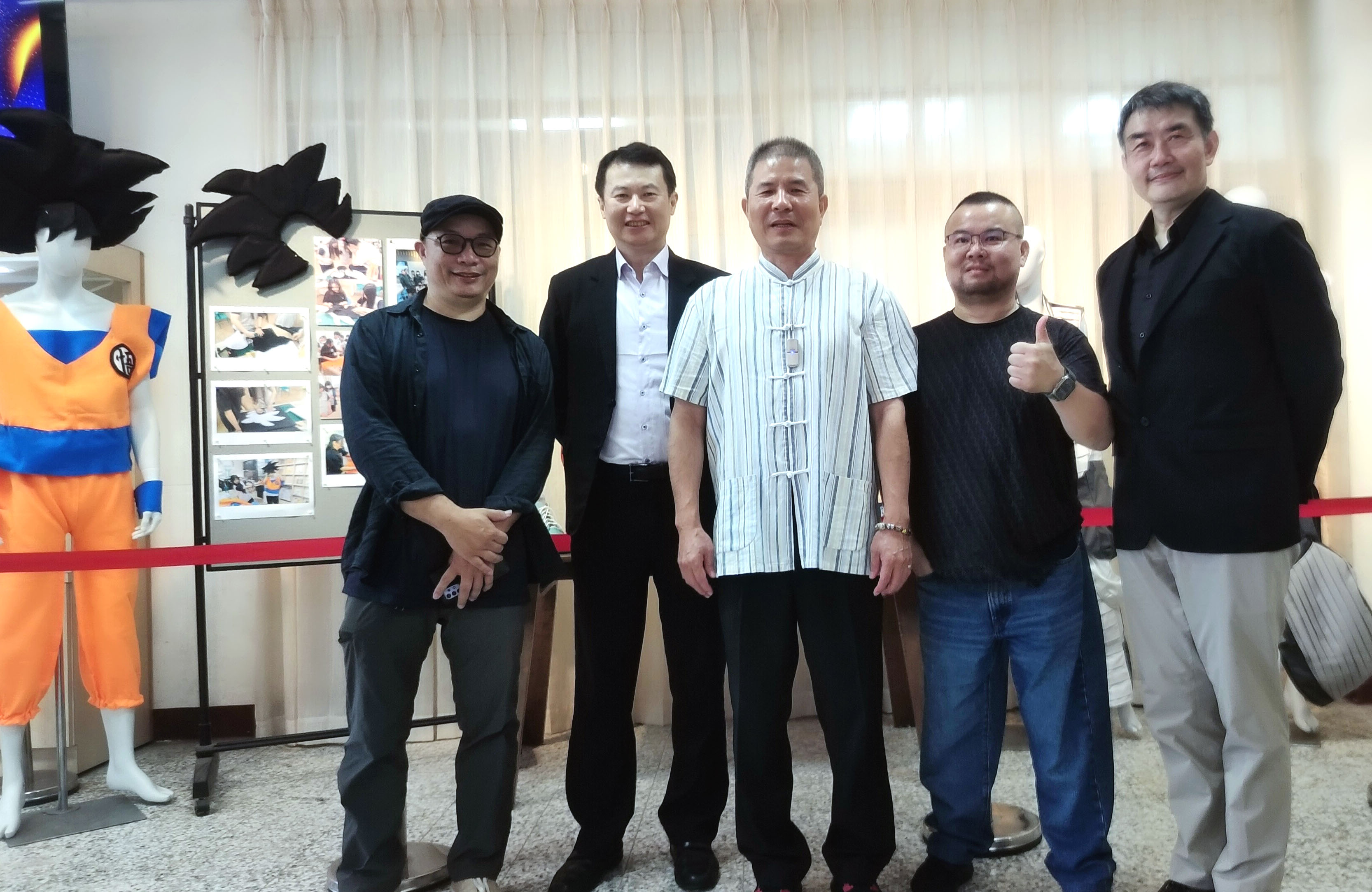 亞大、麥寮高中合辦「跨域視界&創藝青春，亞大設計學院代表(由左而右)室設系主任施勝誠、數媒系主任趙文鴻、亞大副校長陳啟雄、商設系主任龍希文、時尚系邱孟偉老師。