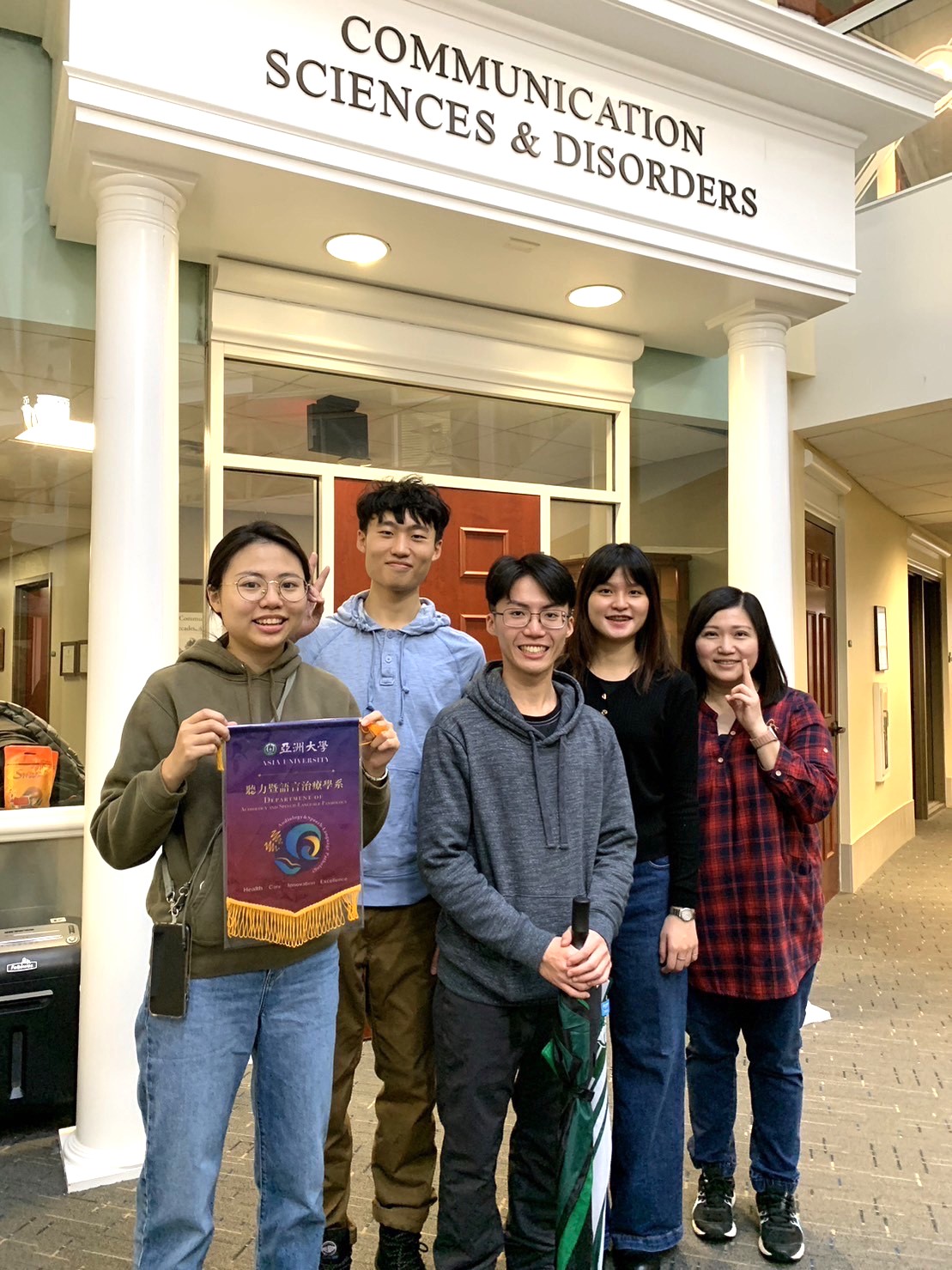 亞大聽語系同學赴美實習，在俄亥俄大學溝通障礙科學系館前合影。