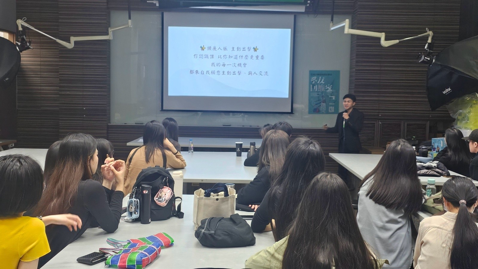 亞大時尚系友、「VAN.CURTIS」創辦人林睿廷，分享創業歷程。