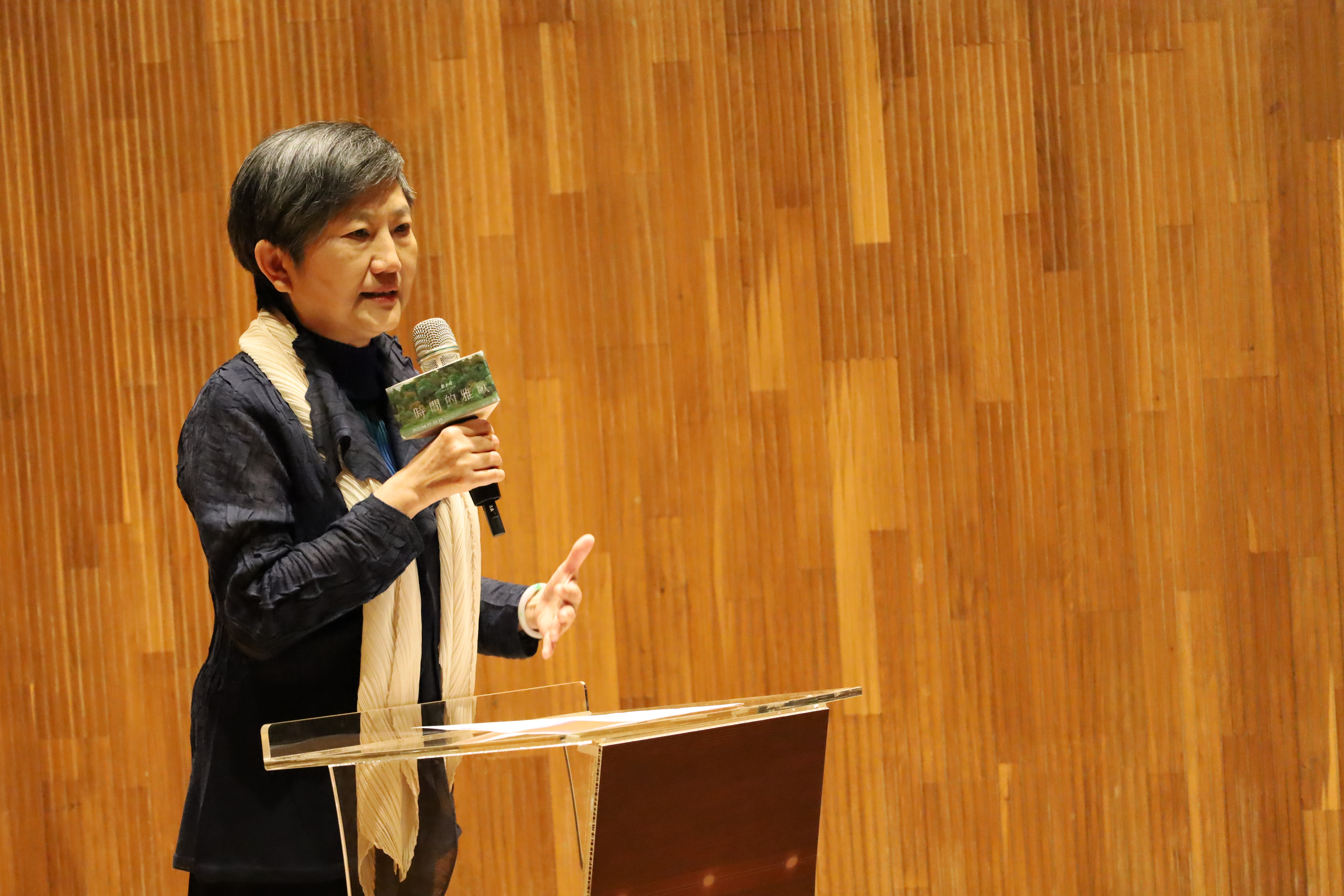 亞美館長李玉玲說，此次的「時間的雅歌」展覽十分難得，能夠一次欣賞到86件葉子奇畫家的作品。