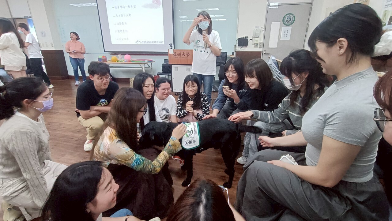 在亞大職治系動物輔助治療課程中，與治療犬相處，讓同學都十分興奮。