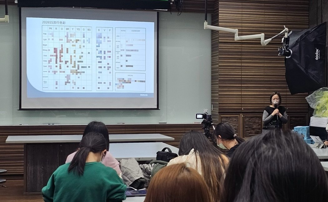 邱瑜蓉設計師，根據不同數據分析流行新趨勢。