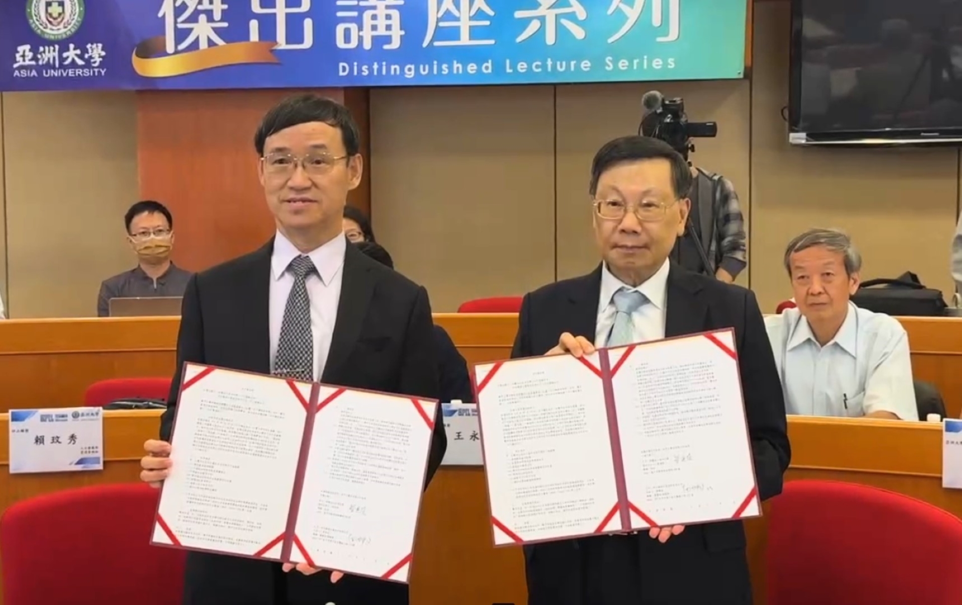 亞大校長蔡進發(右)、矽品精密行政長簡坤義(左)代表簽約合作,培育半導體封測人才。