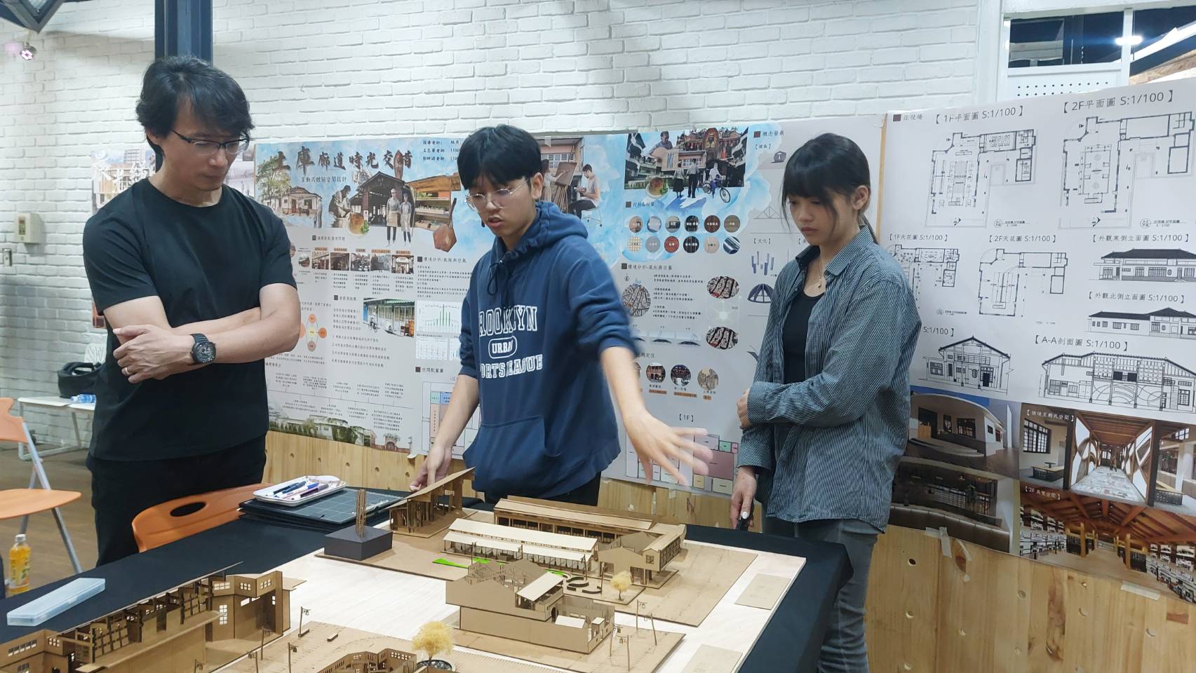 郭國相老師(左)針對同學設計作品，進行講評。