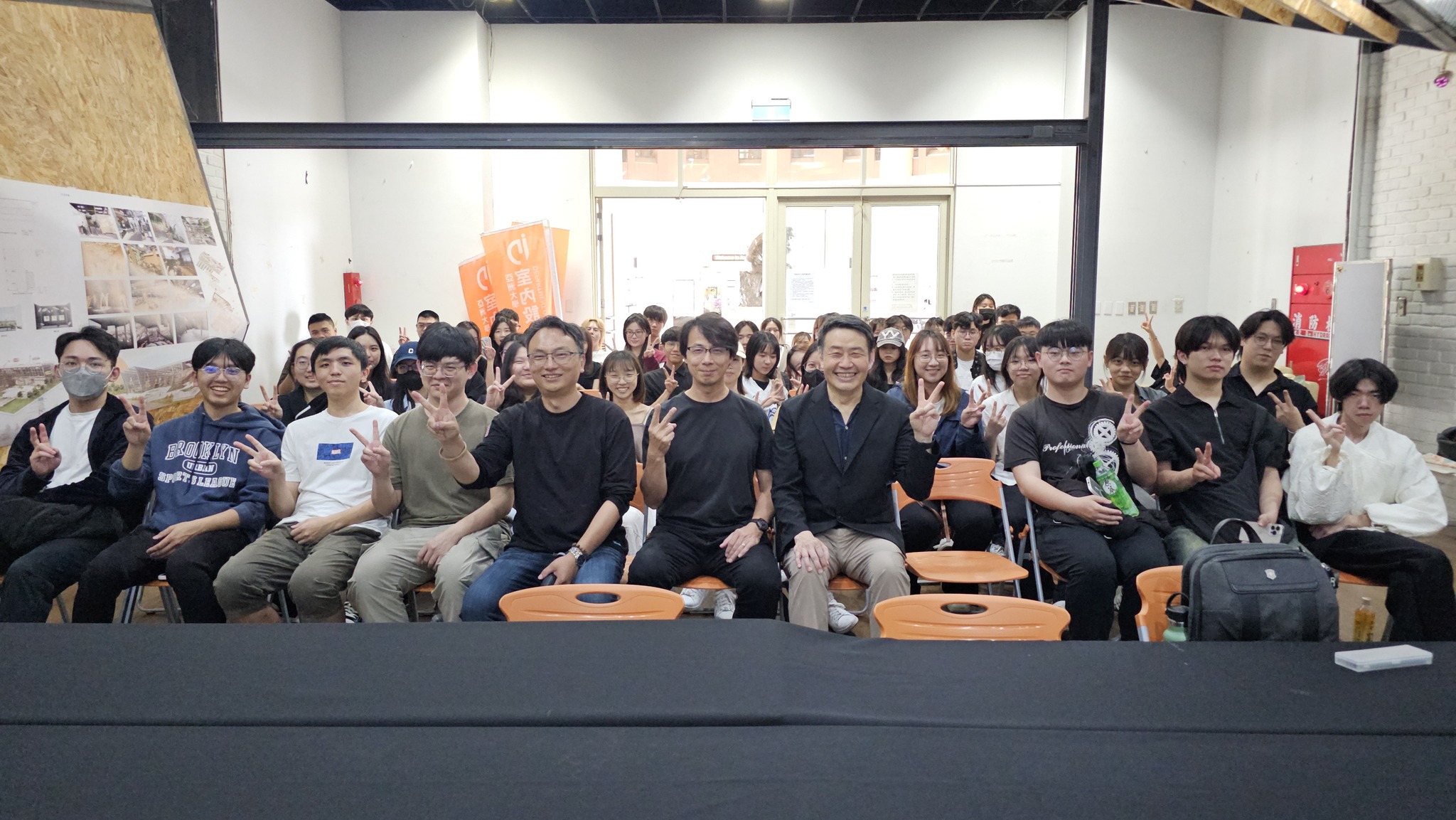 郭國相老師(前排右5)，與亞大室設系師生合影。