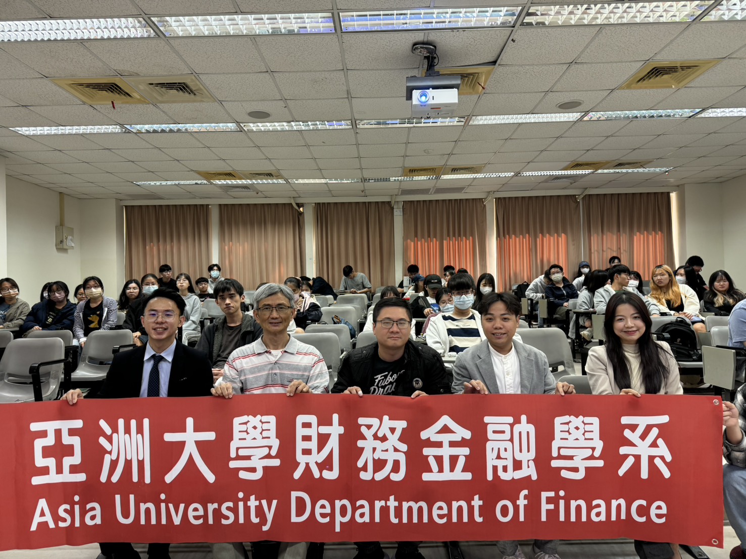 亞大財金系主任蔡永順(前排左2),和參與廠商代表、同學合影。