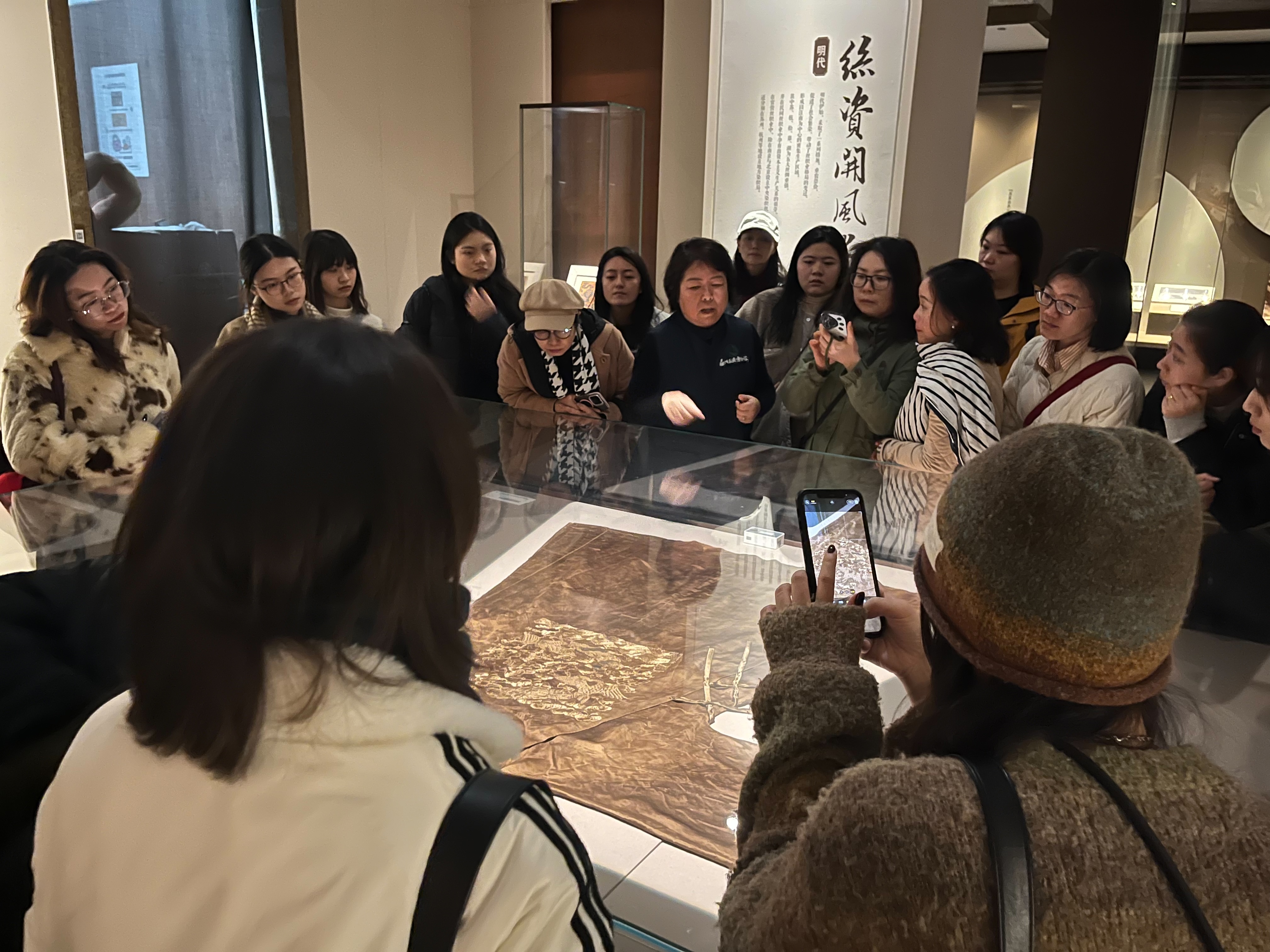亞大時尚系同學參觀蘇州絲綢博物館，導覽員解說蠶絲服飾、刺繡文物展覽。