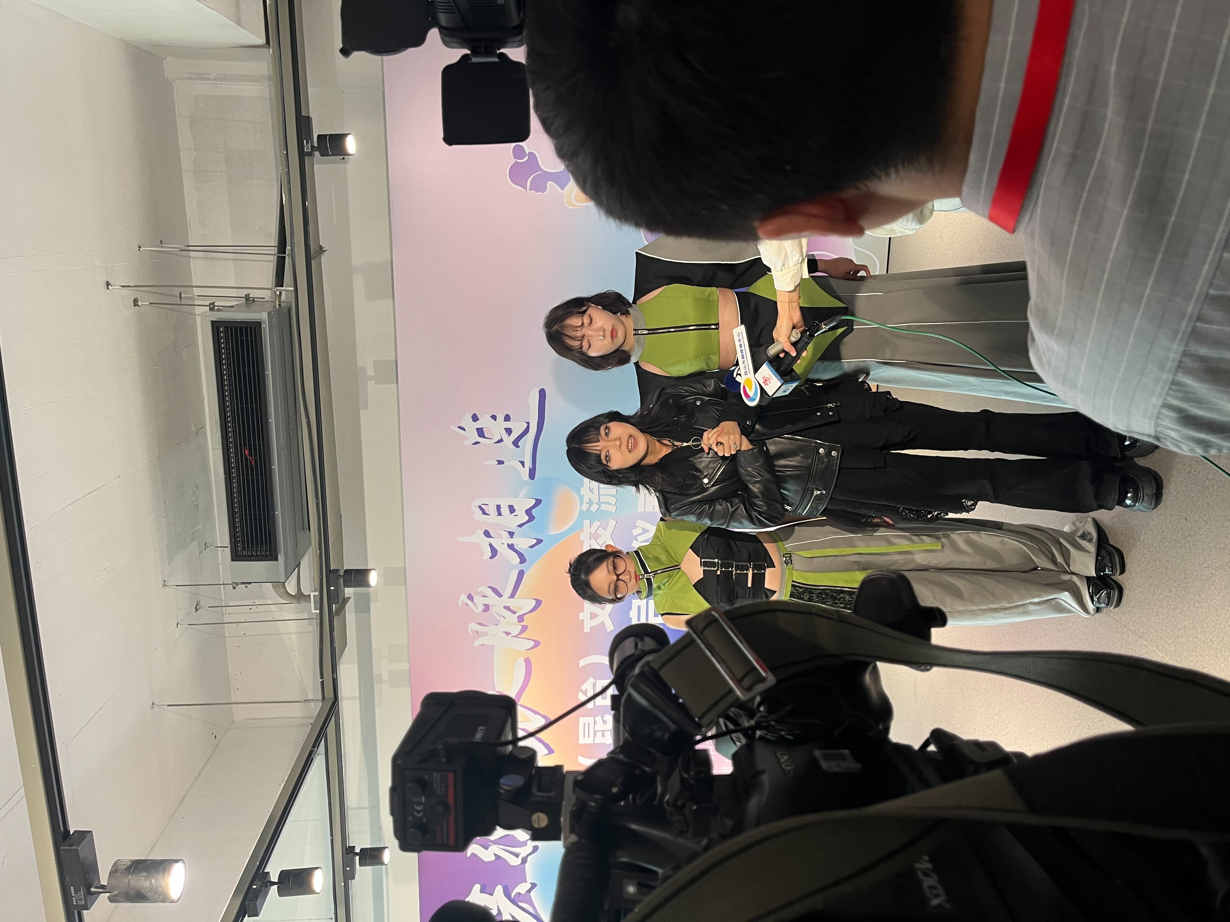 亞大時尚系夏致琳同學(中)受訪，闡述自己作品設計理念。