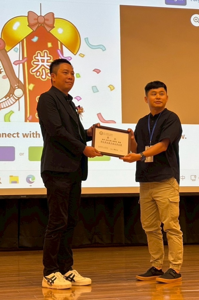 亞大心理系由葉品陽老師(右1)，代表領取「最多論文獎」。
