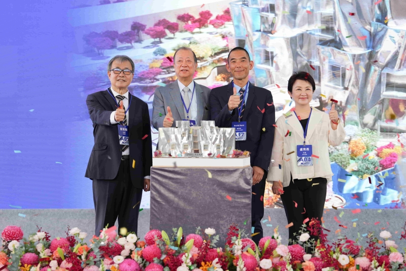 中醫大學美術館動土典禮，教育部長鄭英耀（左1）、台中市長盧秀燕（右1）、中醫大暨醫療體系董事長蔡長海（左2）、及Frank Gehry團隊建築師代表David Nam（右2），攜手見證Frank Gehry東亞唯一鉅作啟動。（中醫大提供）