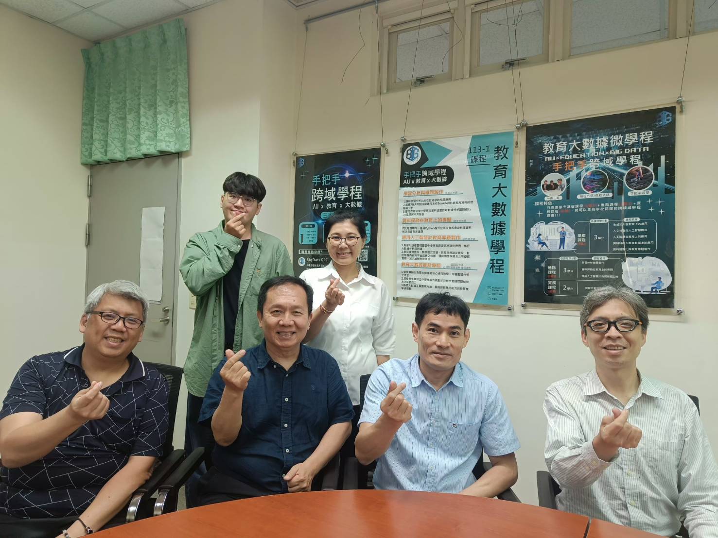 亞大資電學院舉辦「AI教育與數位學習實務分享會」，邀請雲林縣政府教育處數位學習推動辦公室主任劉宏龍(前排左2)演講。
