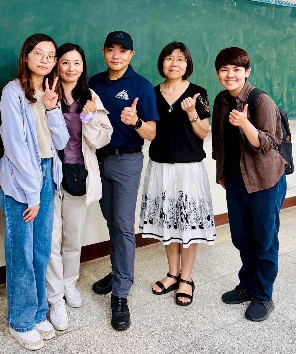 李碩華家防官(中)應邀回亞大演講，與亞大社工系主任陳美智(右2)等人合影。