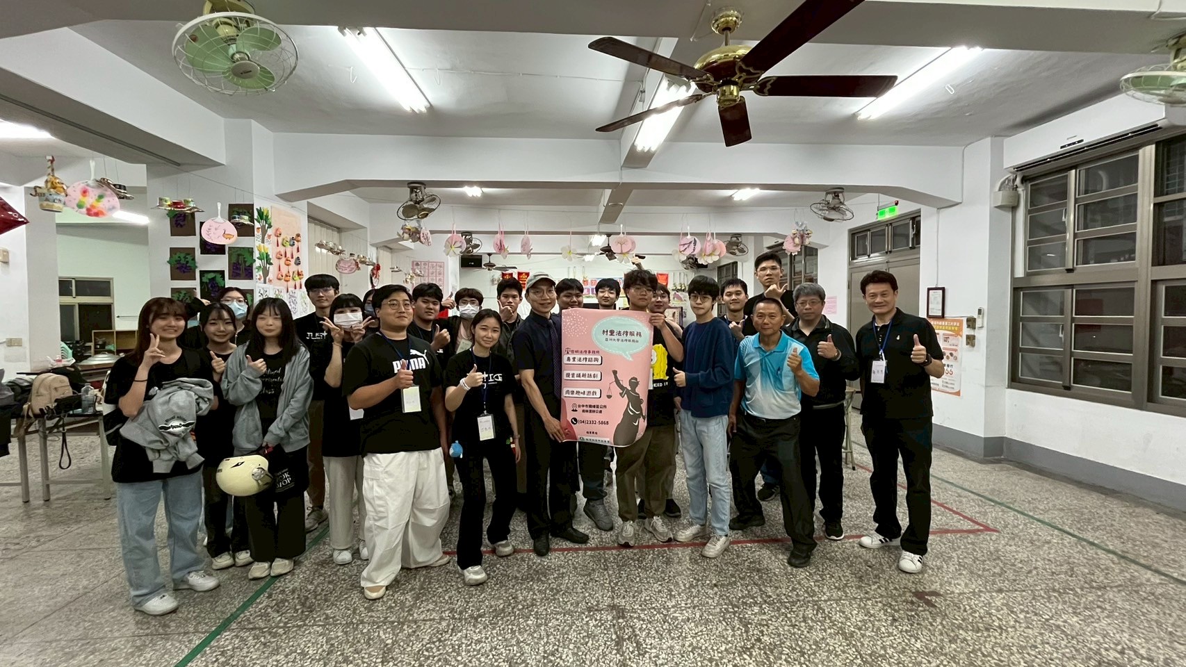 參與服務的亞大法律服務社同學，和里民合影。