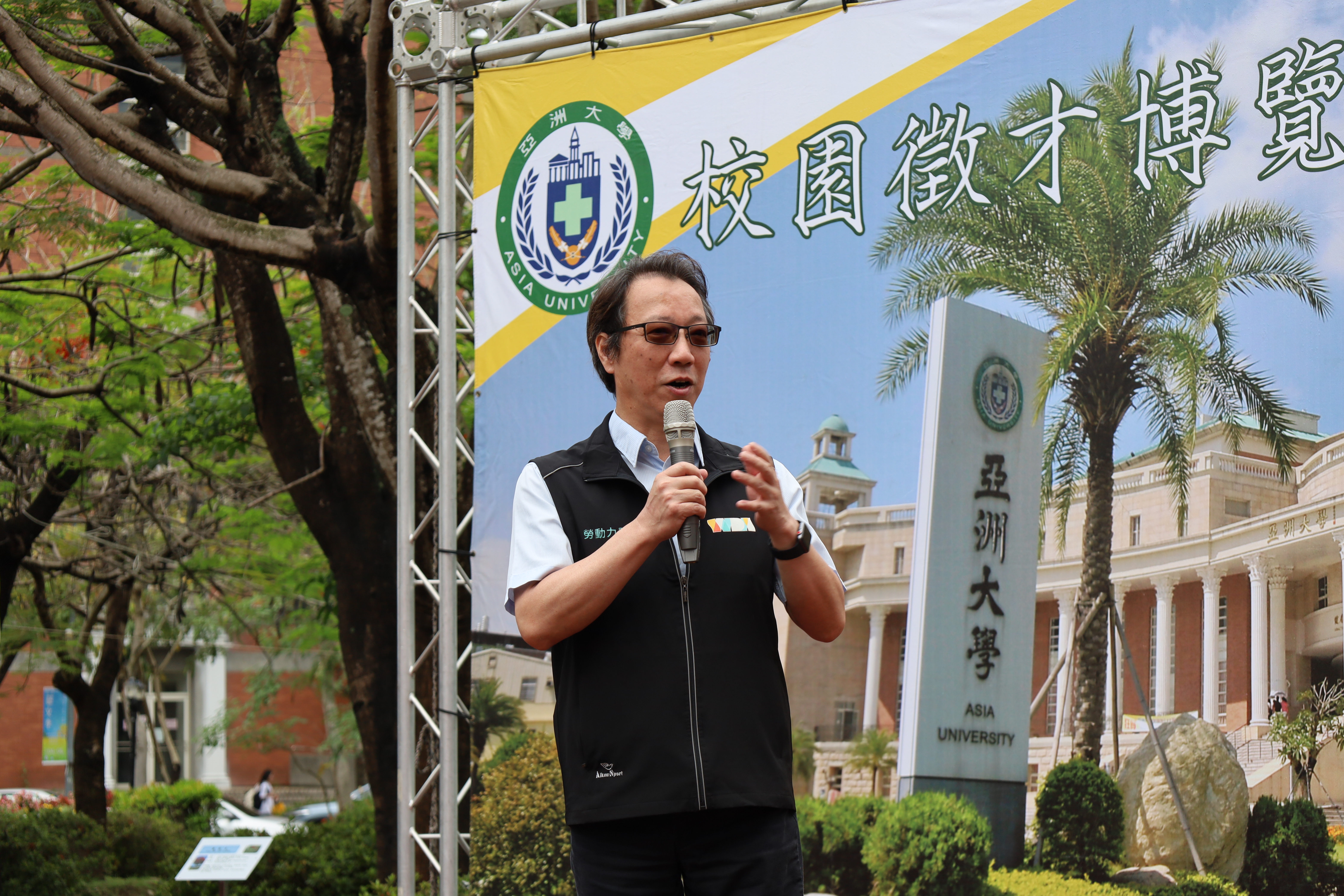 勞動署中彰投分署副分署長阮啟釧說，此次亞大徵才博覽會盛況空前。
