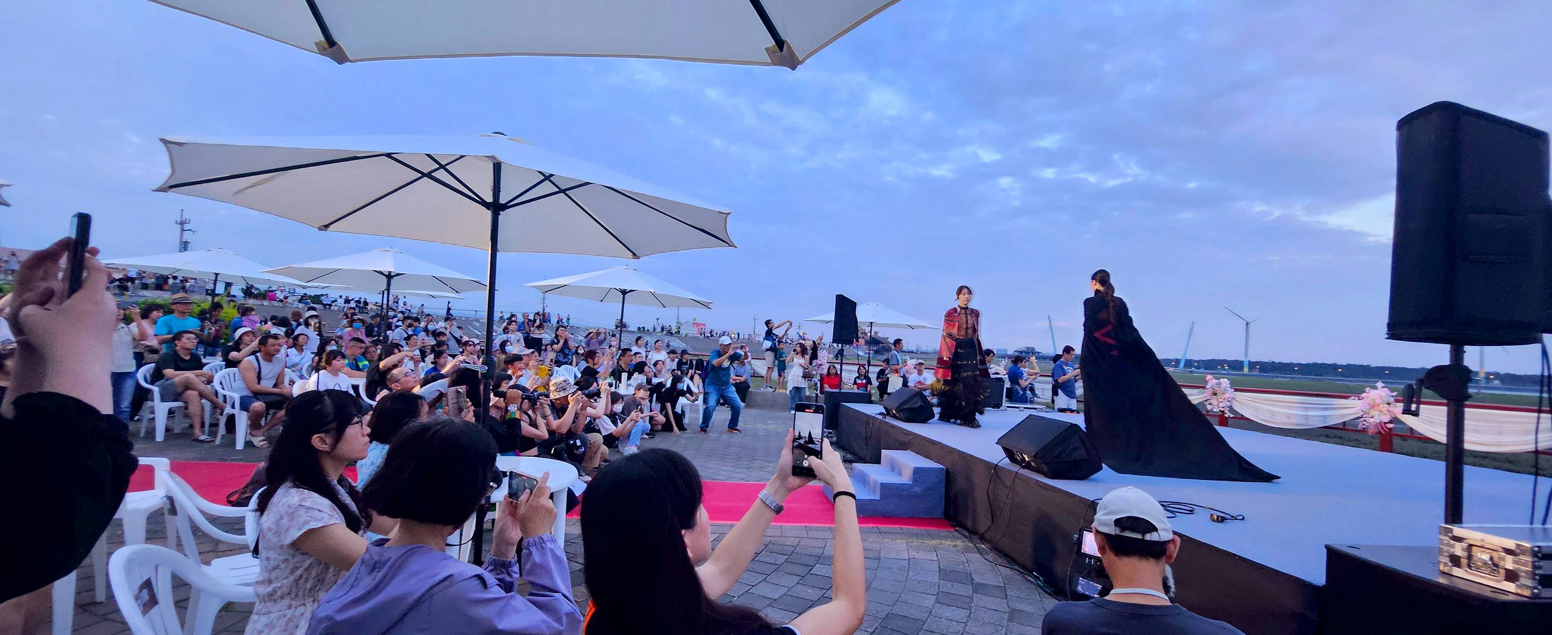 亞大時尚系在高美濕地動態時尚展演，融合自然風光與設計美學，驚豔全場。