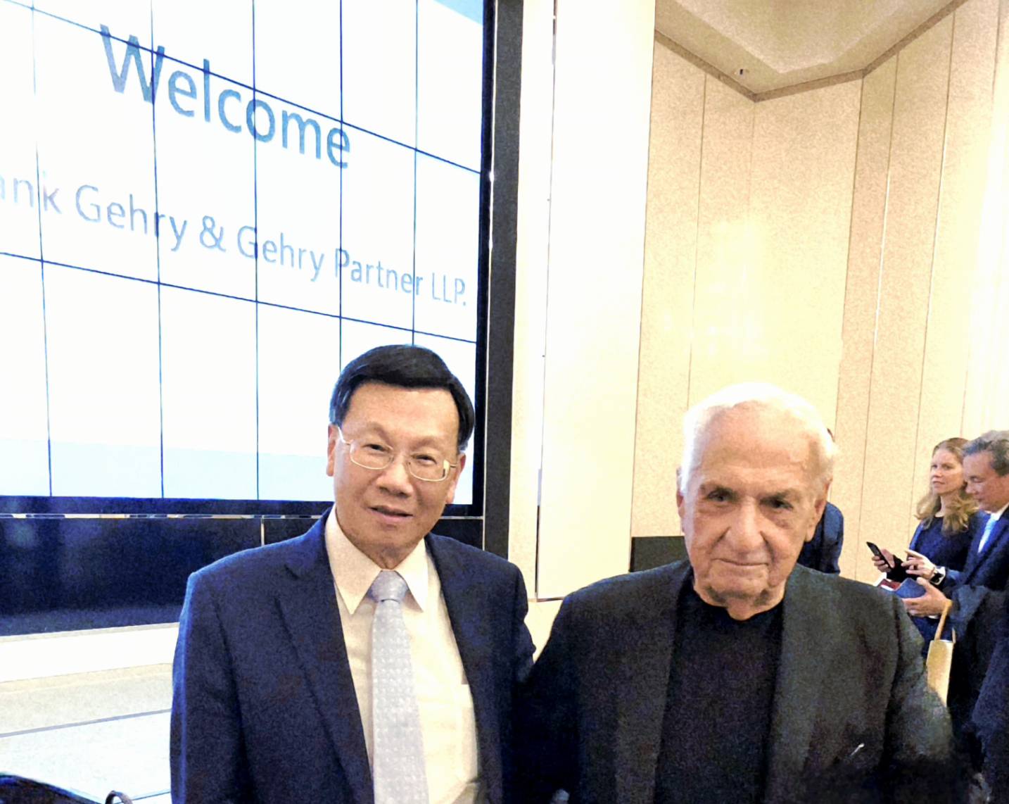 亞大校長蔡進發(左)說，亞大現代美術館是全台第一座大學附屬美術館，現在又多了中醫大美術館，讓亞大學生有更多學習資源能接軌國際。圖為他在設計會議，與建築大師Frank Gehry(右)合影。