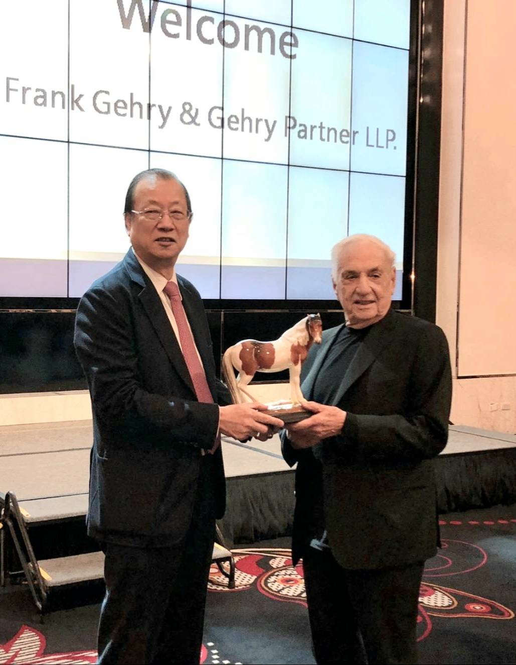 中醫大美術館籌備期間，中國醫藥大學暨醫療體系董事長蔡長海 (左)，在設計會議與建築大師Frank Gehry(右)合影。