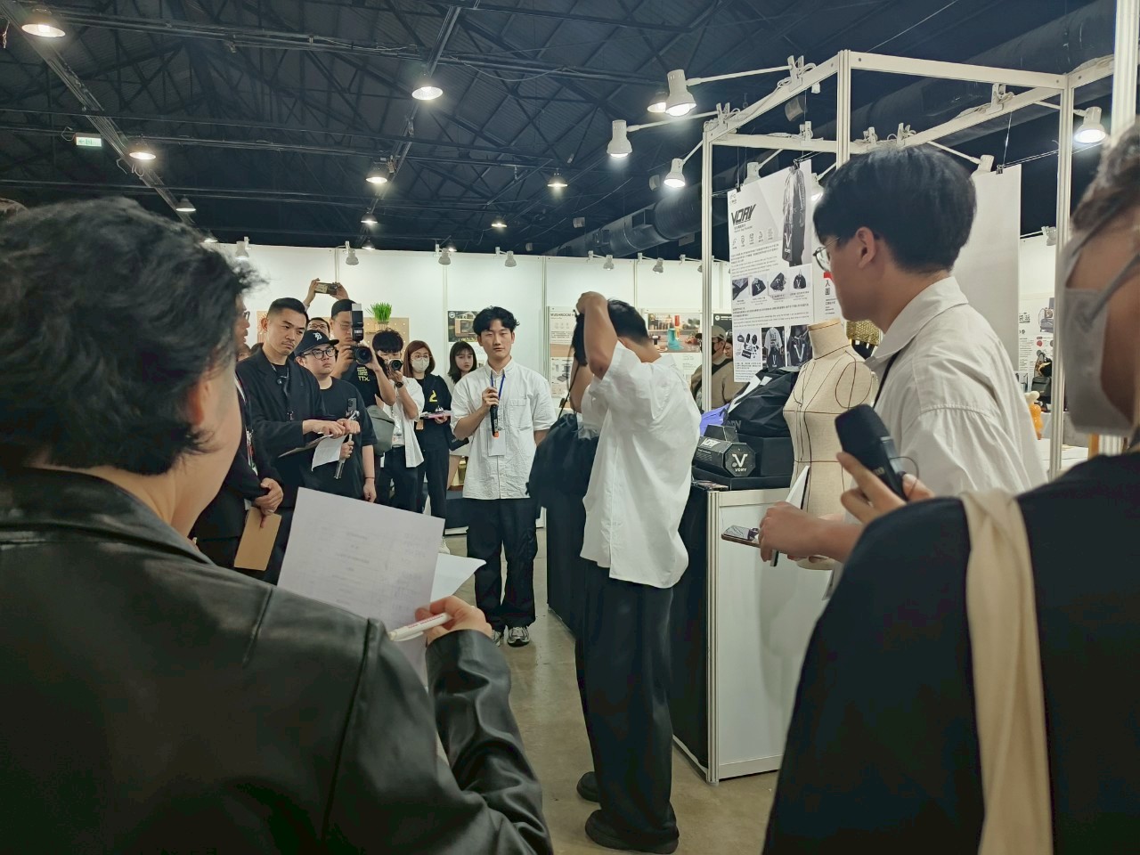亞大商設系同學，演示其作品的創意亮點及如何使用。