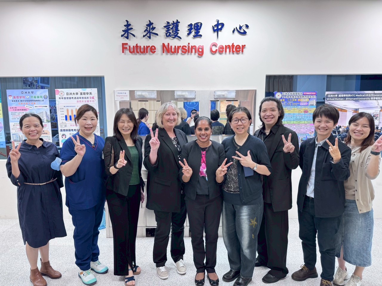 西雪梨大學護理暨助產學院Professor Kath Peters(左4)、Lucie Ramjan(右5)參觀亞大護理學院未來護理中心，與護理系教師合影。