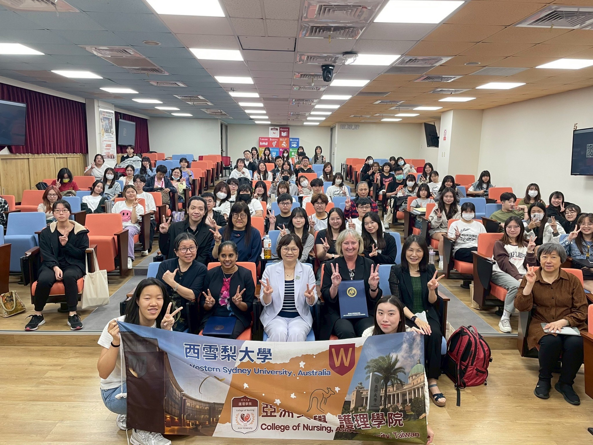亞大護理學院院長吳樺姍(2排左3)西雪梨大學護理暨助產學院Professor Kath Peters(2排左4)、Lucie Ramjan(2排左2)等，在亞大護理學院智慧護理講堂合影。