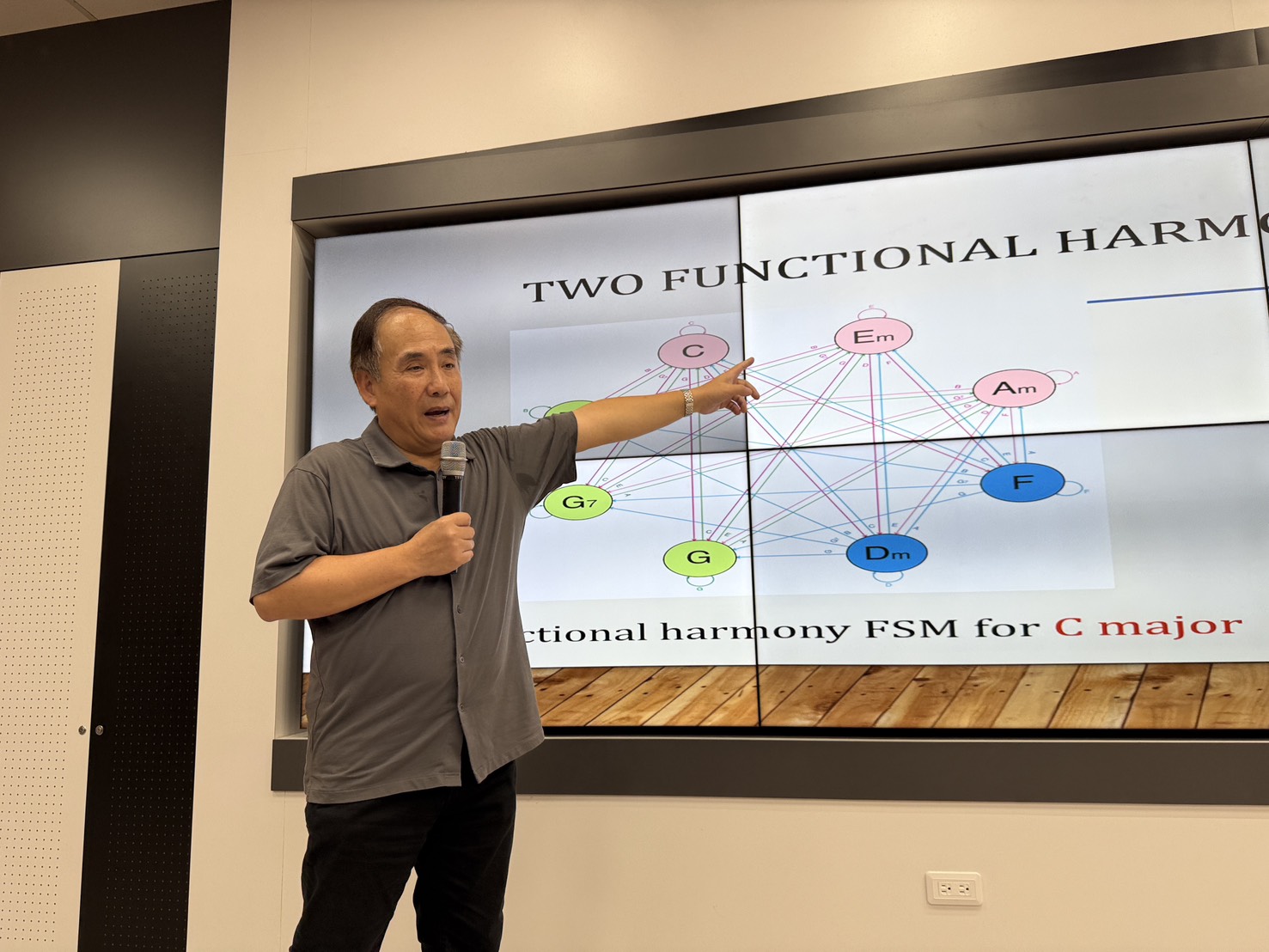 中央大學資工系資深教授施國琛，分享亞洲音樂生成的深度學習應用)研究成果。