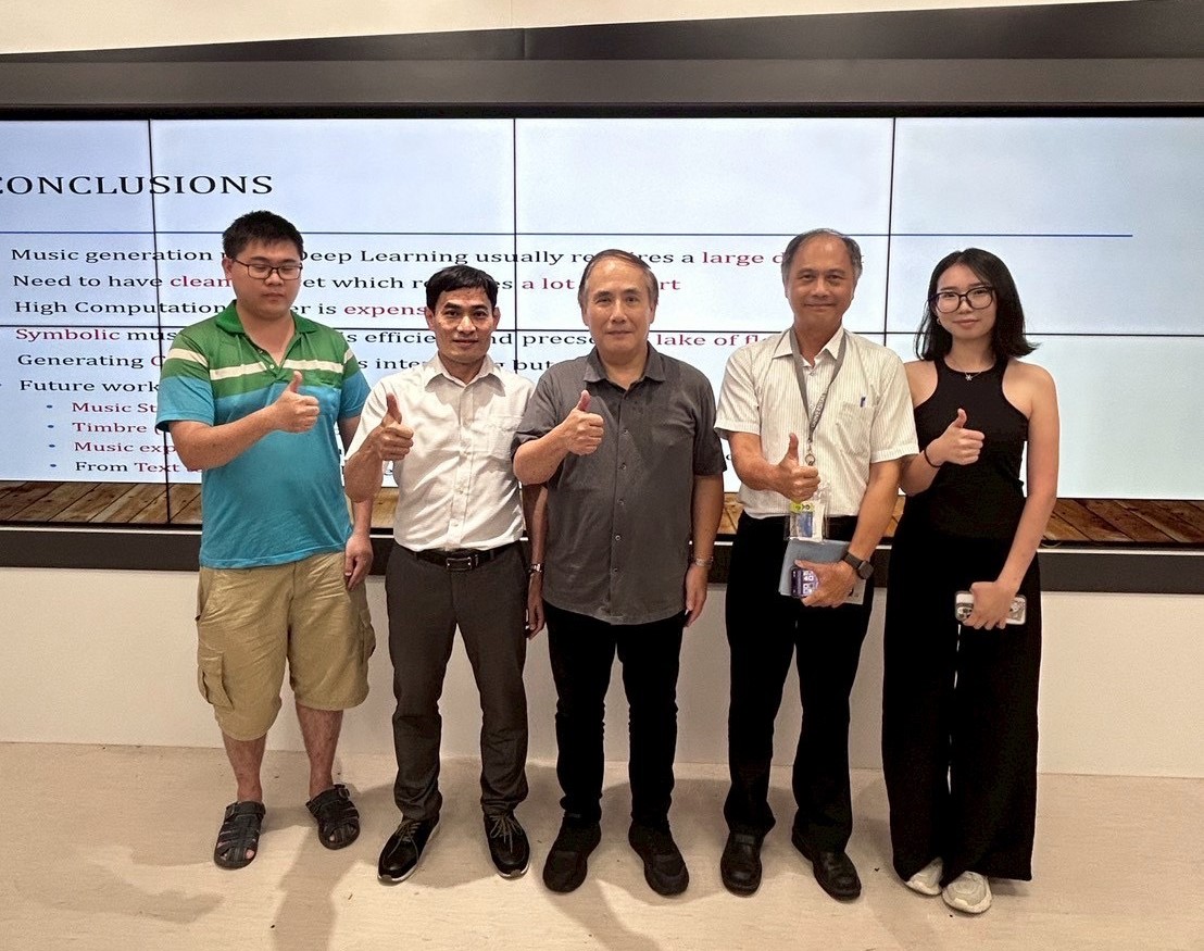 亞大資電學院長許慶賢(左2)、中央大學資工系資深教授施國琛(中)，和參與老師合影。