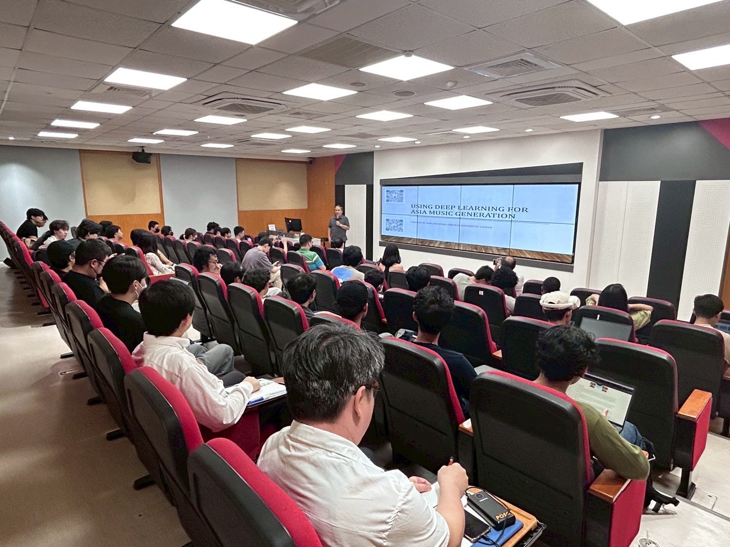 中央大學資工系資深教授施國琛演講，參與師生踴躍。