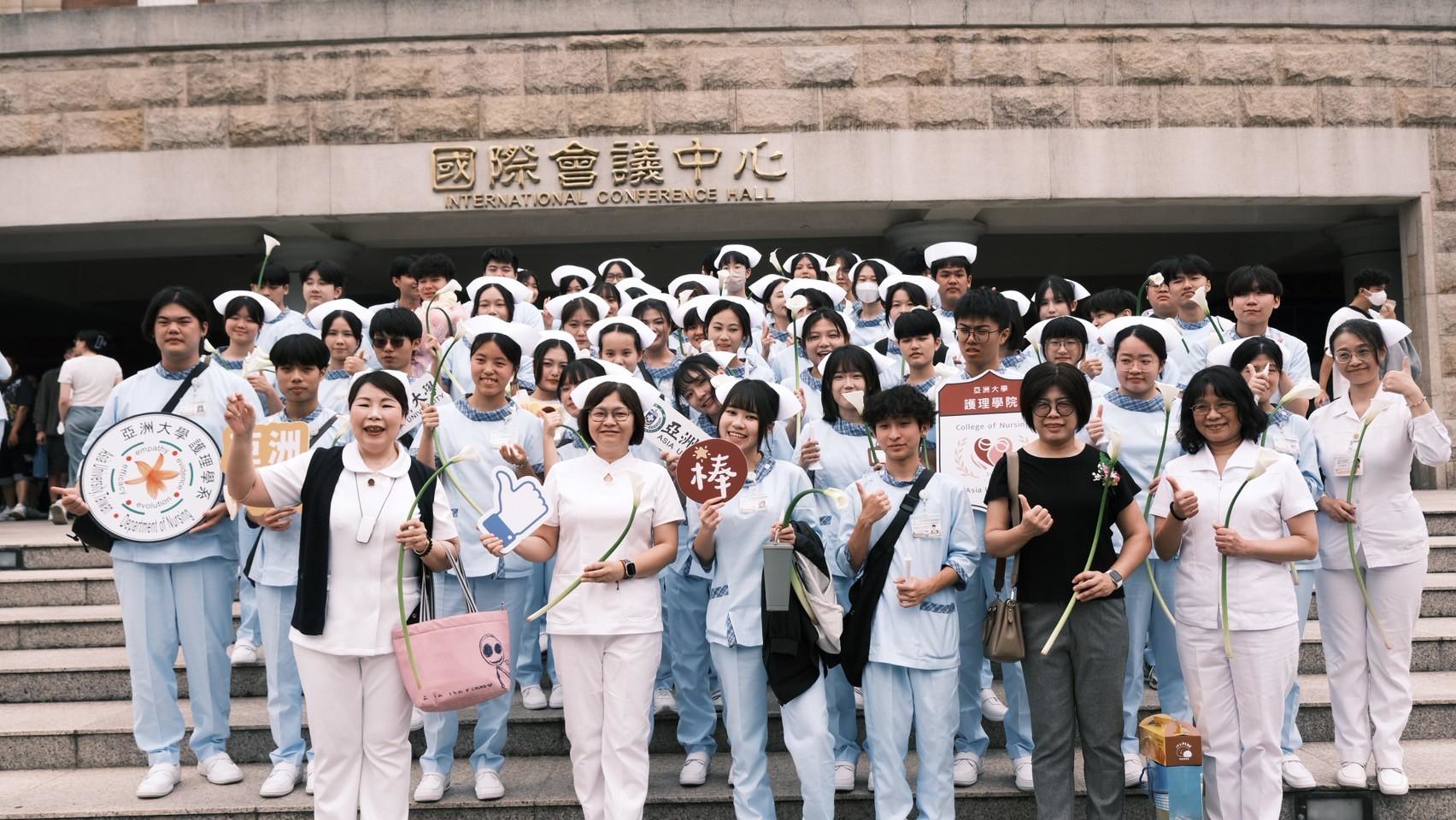 亞大護理系加冠典禮，受冠生與師長、來賓在會場外合影。