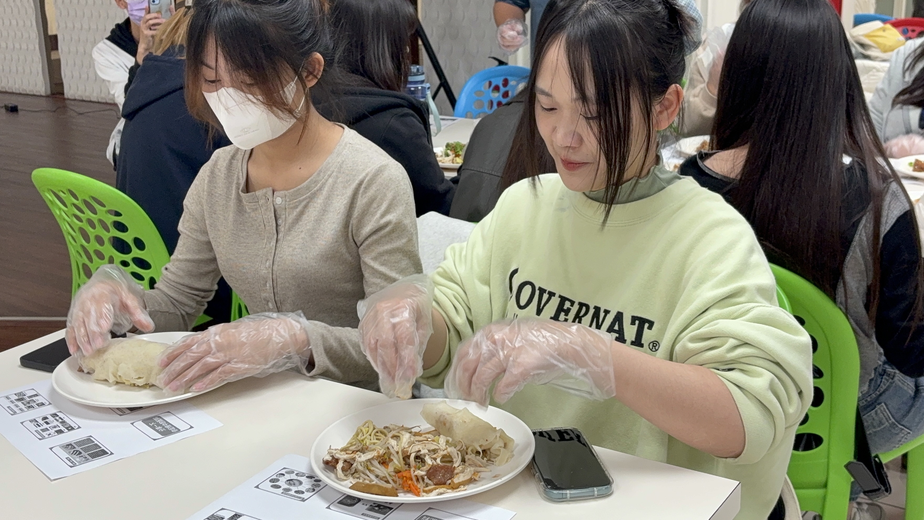 應景的包潤餅活動，同學體驗包潤餅。
