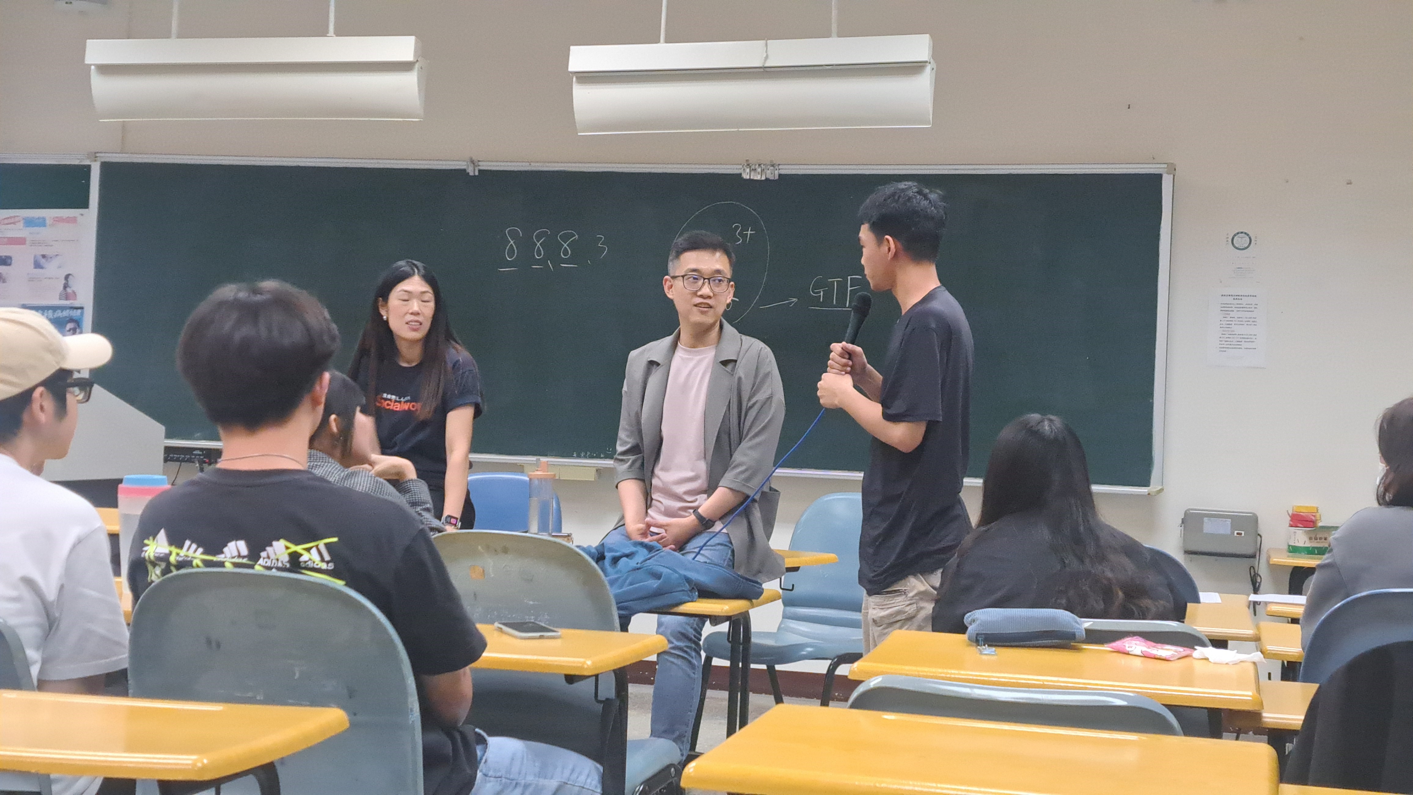 陳巧禎(左1)、蘇尚庭(左2)社工師，和同學討論。