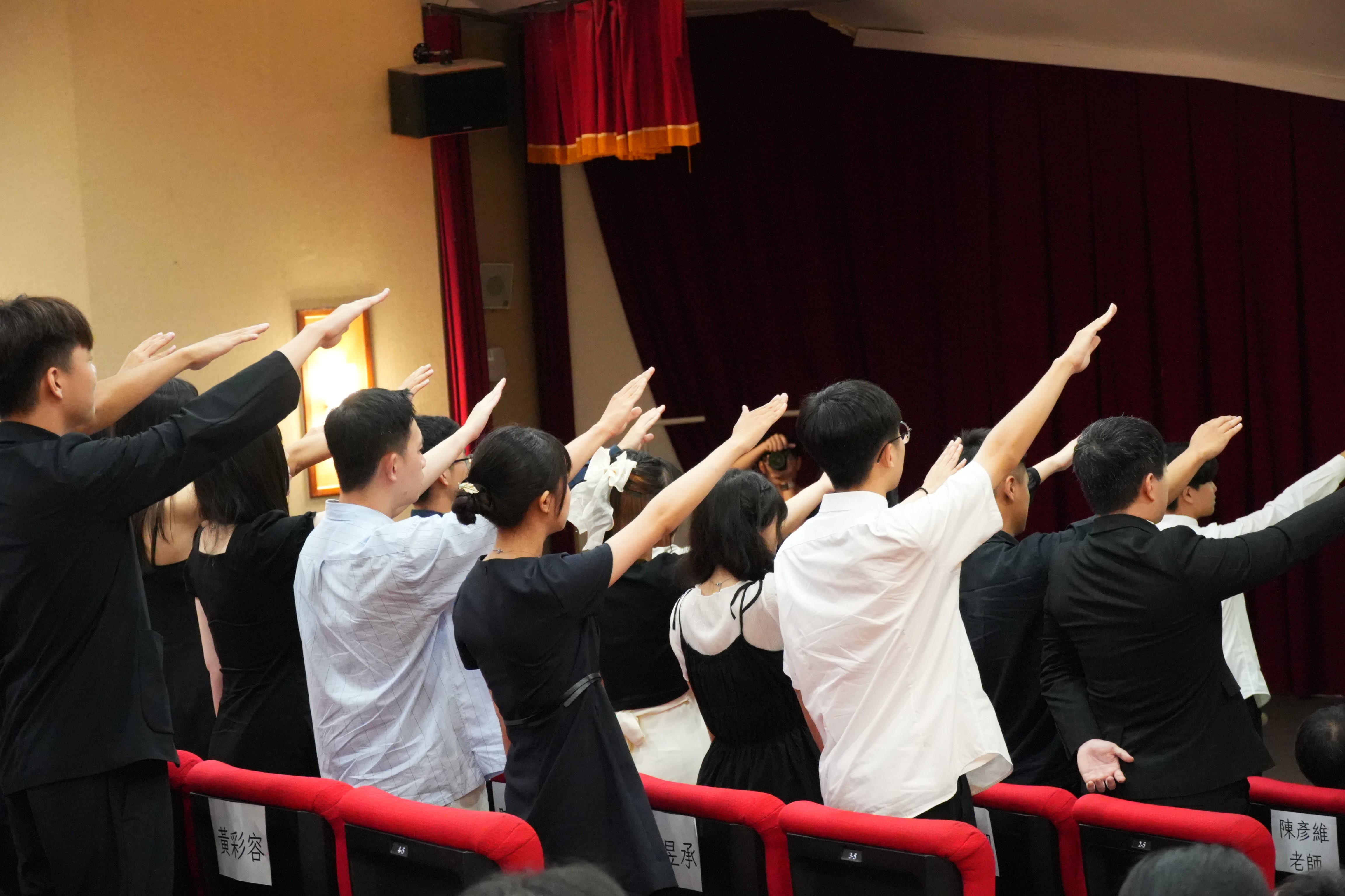 亞大物治系同學,在授袍典禮宣讀誓詞。